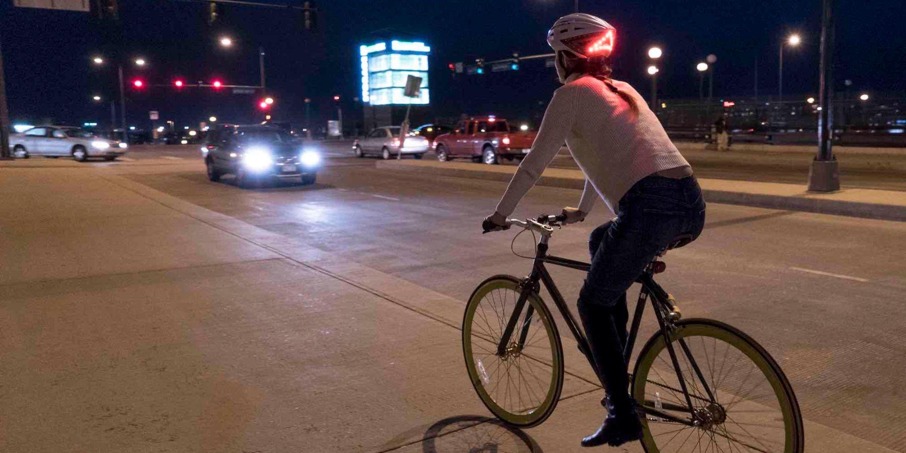 casque lumineux lumos femme vélo ville