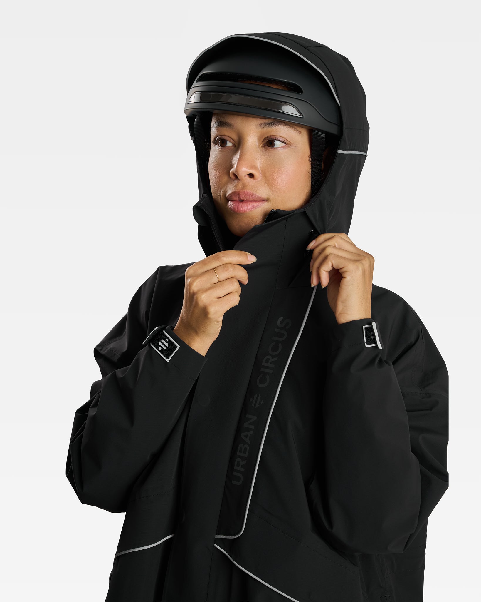 parka noire imperméable grande capuche sur casque femme