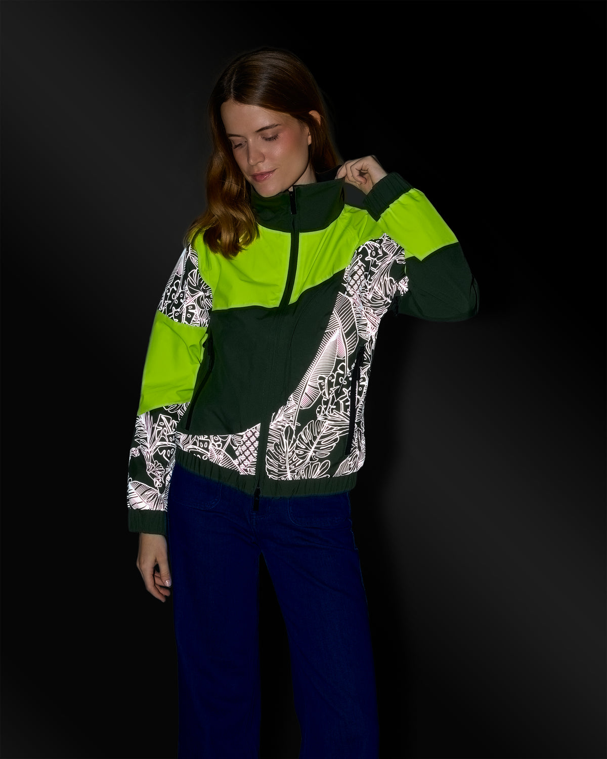 blouson imperméable vélo ville clasica vert fluo kaki motifs réfléchissants sur femme la nuit