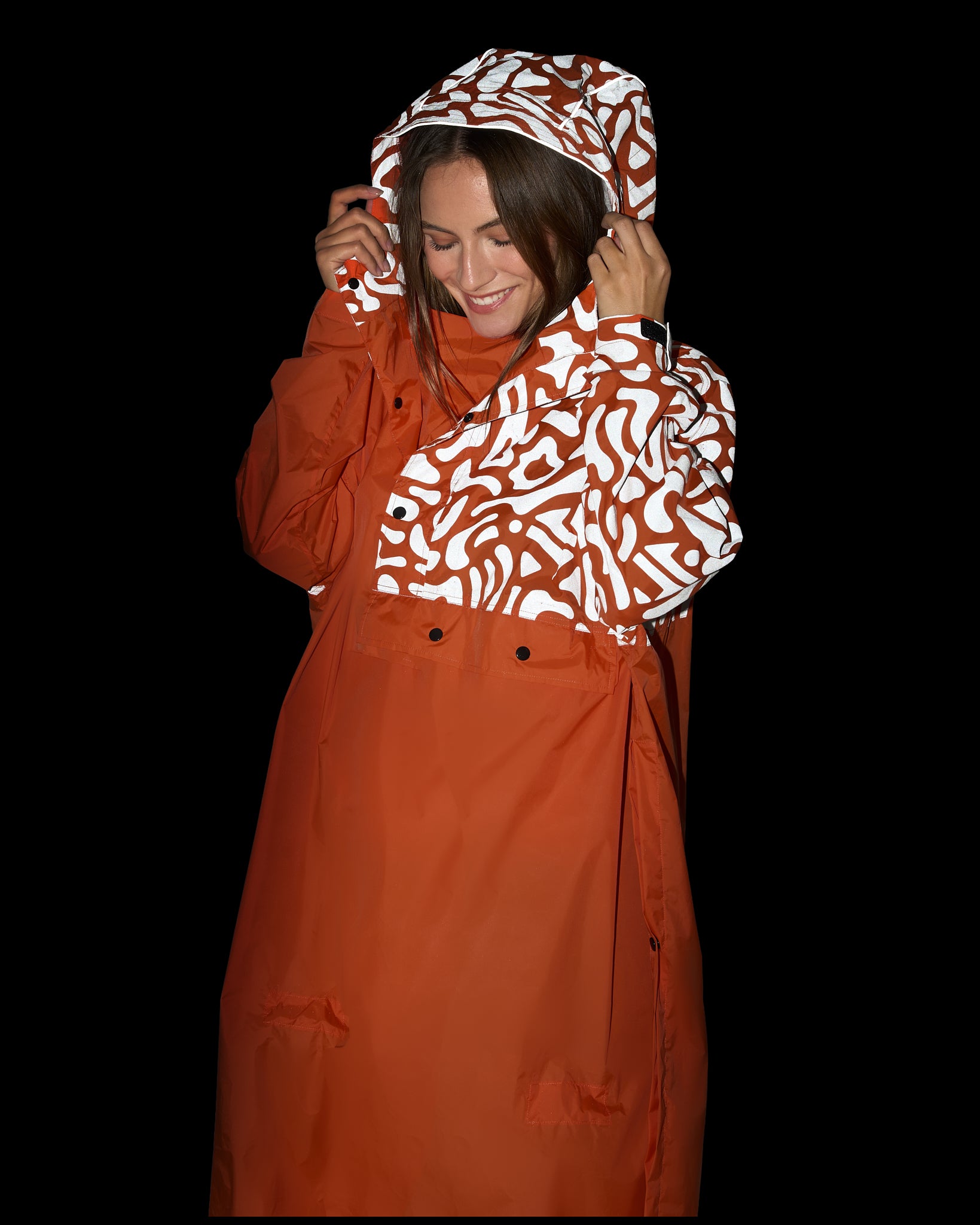 cape de pluie orange réfléchissante à motif de nuit
