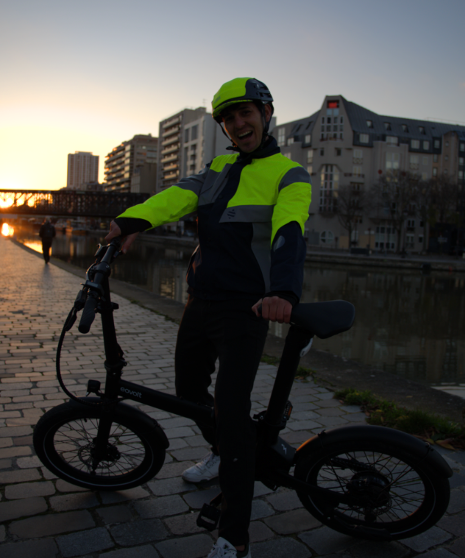 veste et casque vélo jaune fluo