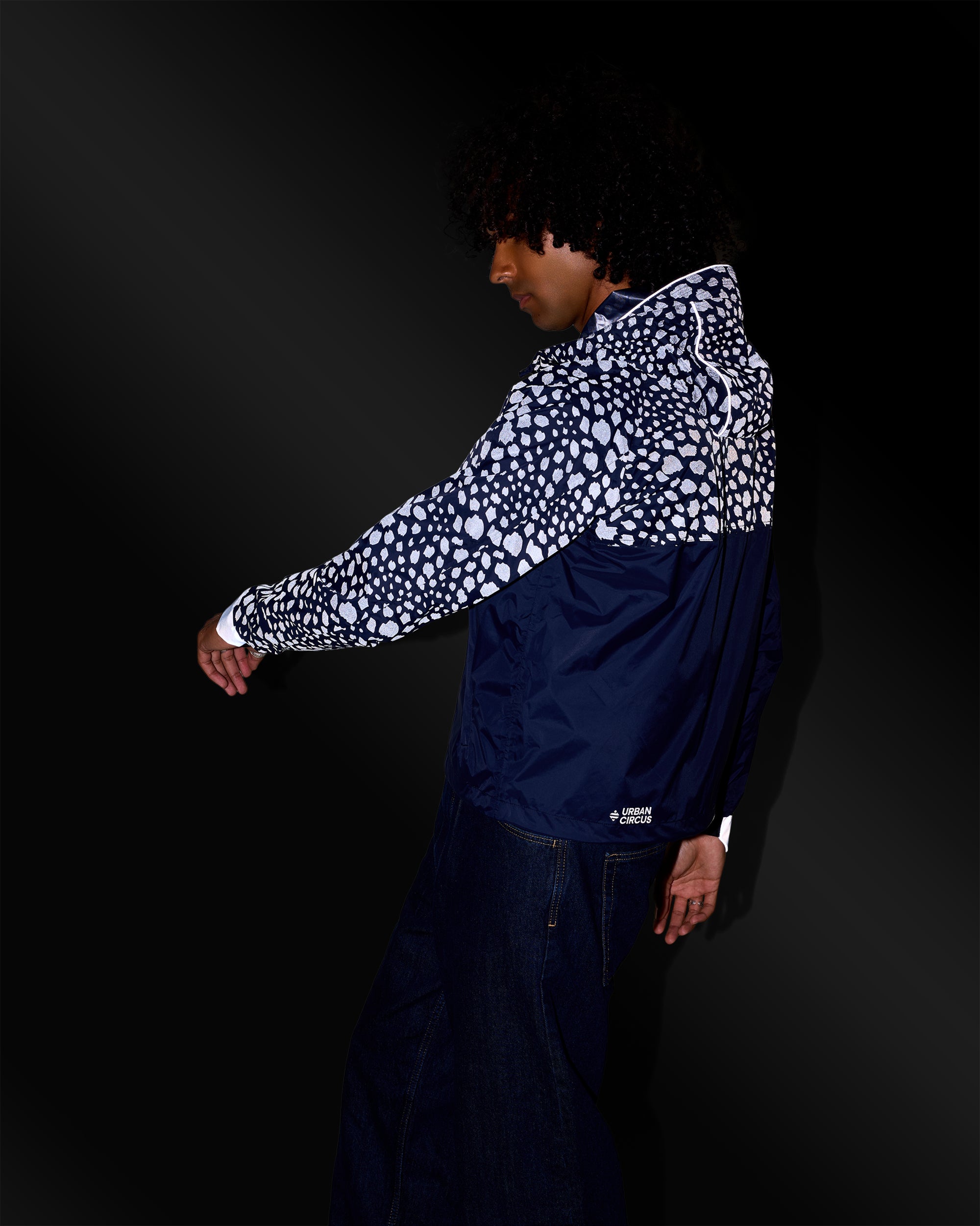 anorak coupe-vent imperméable bleu marine motifs guépard réfléchissants homme nuit