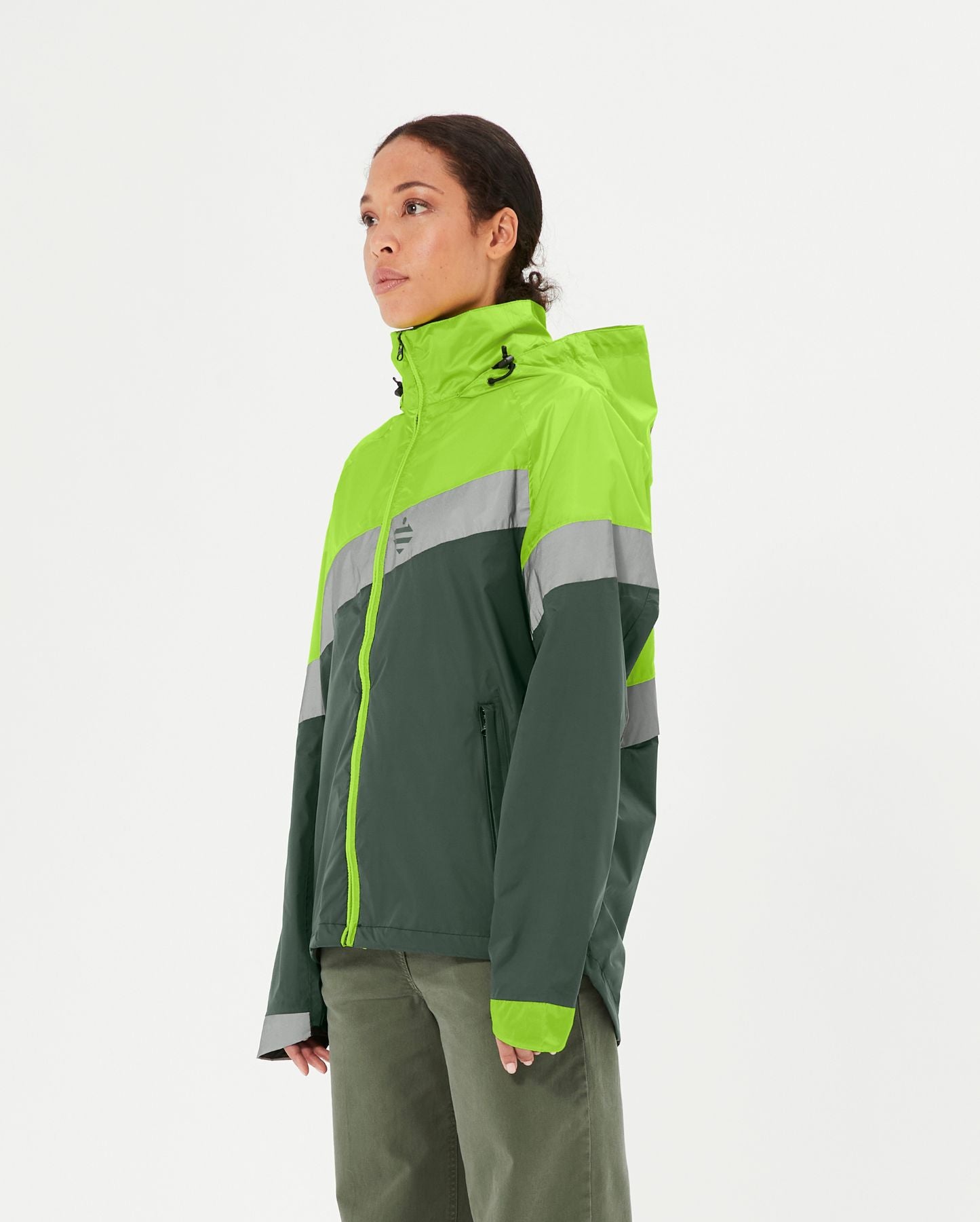 coupe vent léger vert flashy et détails réfléchissants pour la rouler sous la pluie