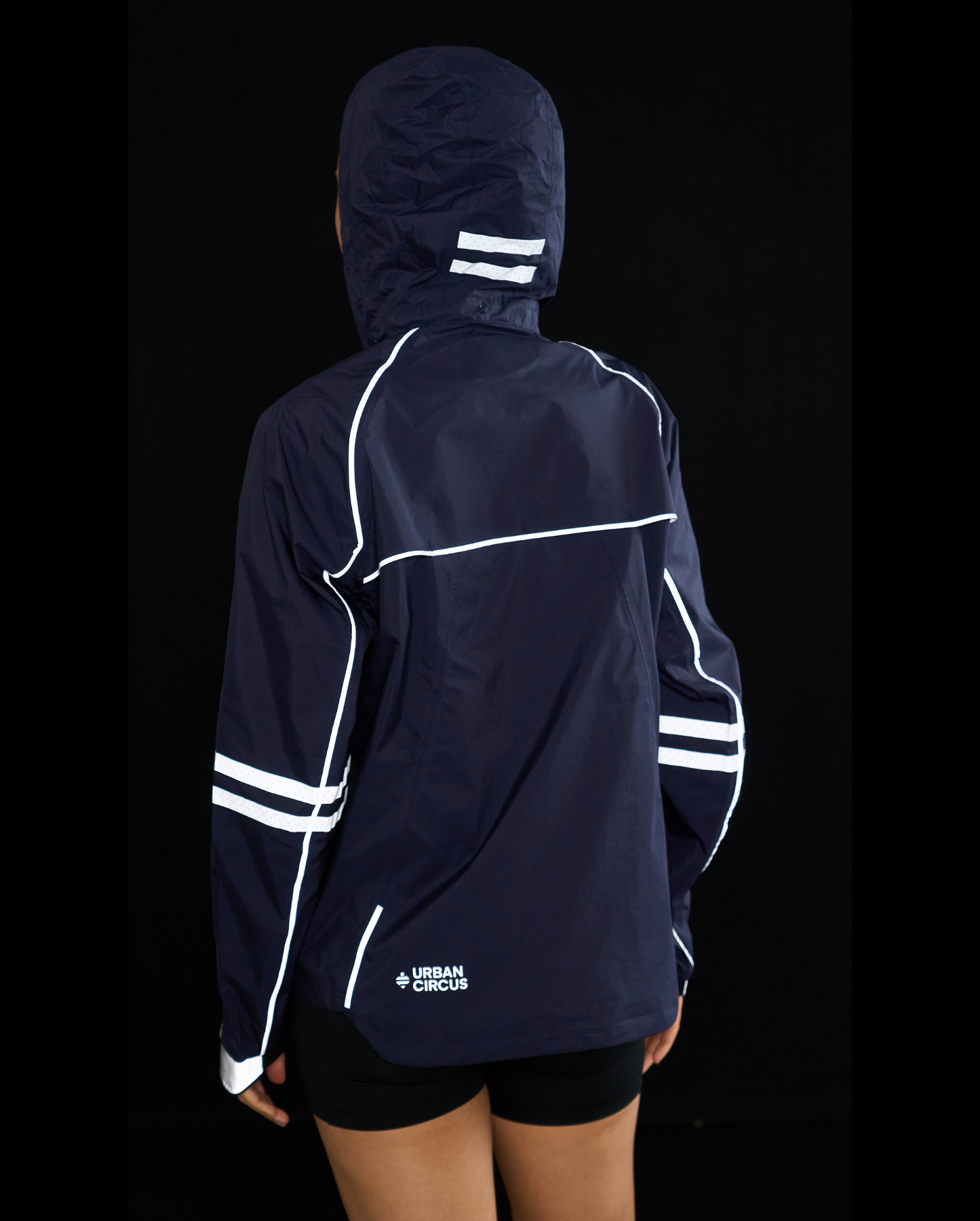 veste sport imperméable avec capuche rétractable et éléments réfléchissants