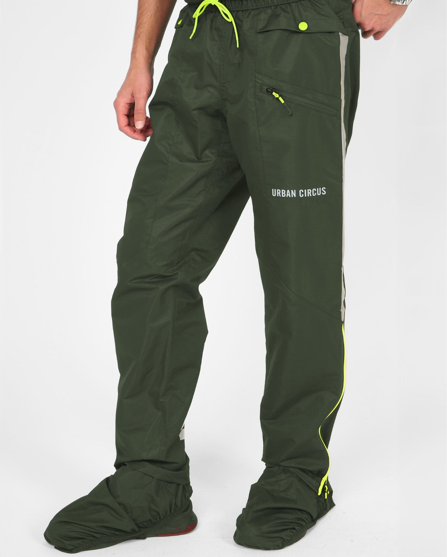 Pantalon de pluie kaki IYUC Urban Circus, coupe droite, avec couvre chaussure pour vélo.