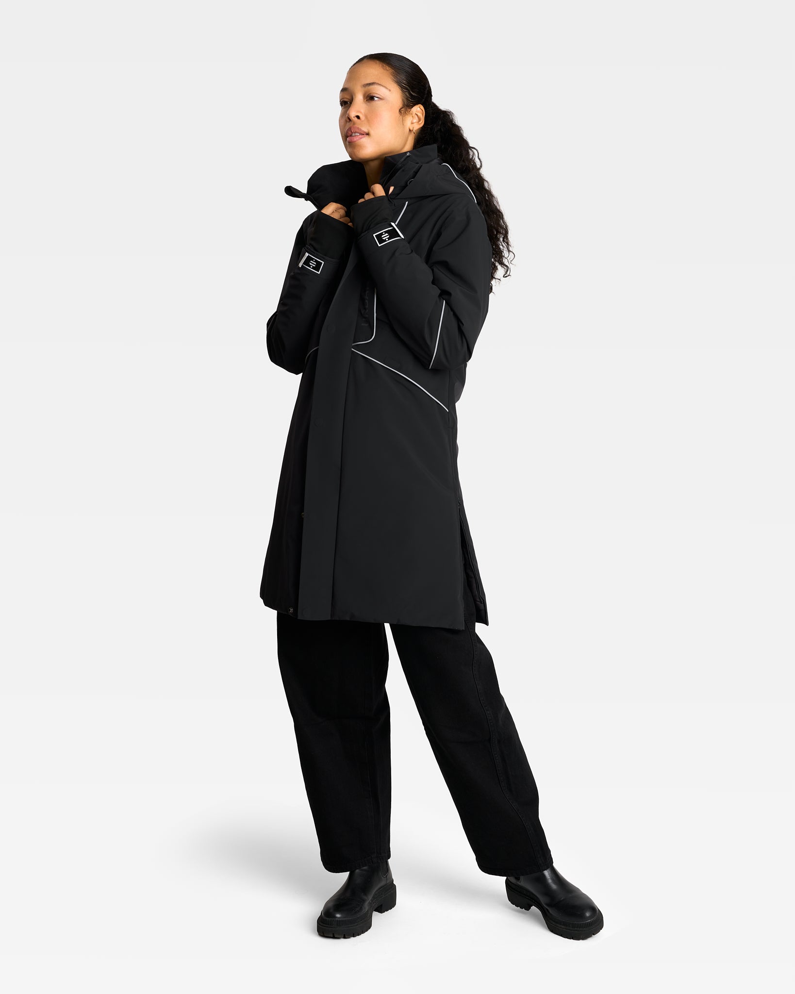 Belle parka chaude imperméable rembourrée noire sur femme pour vélo ville