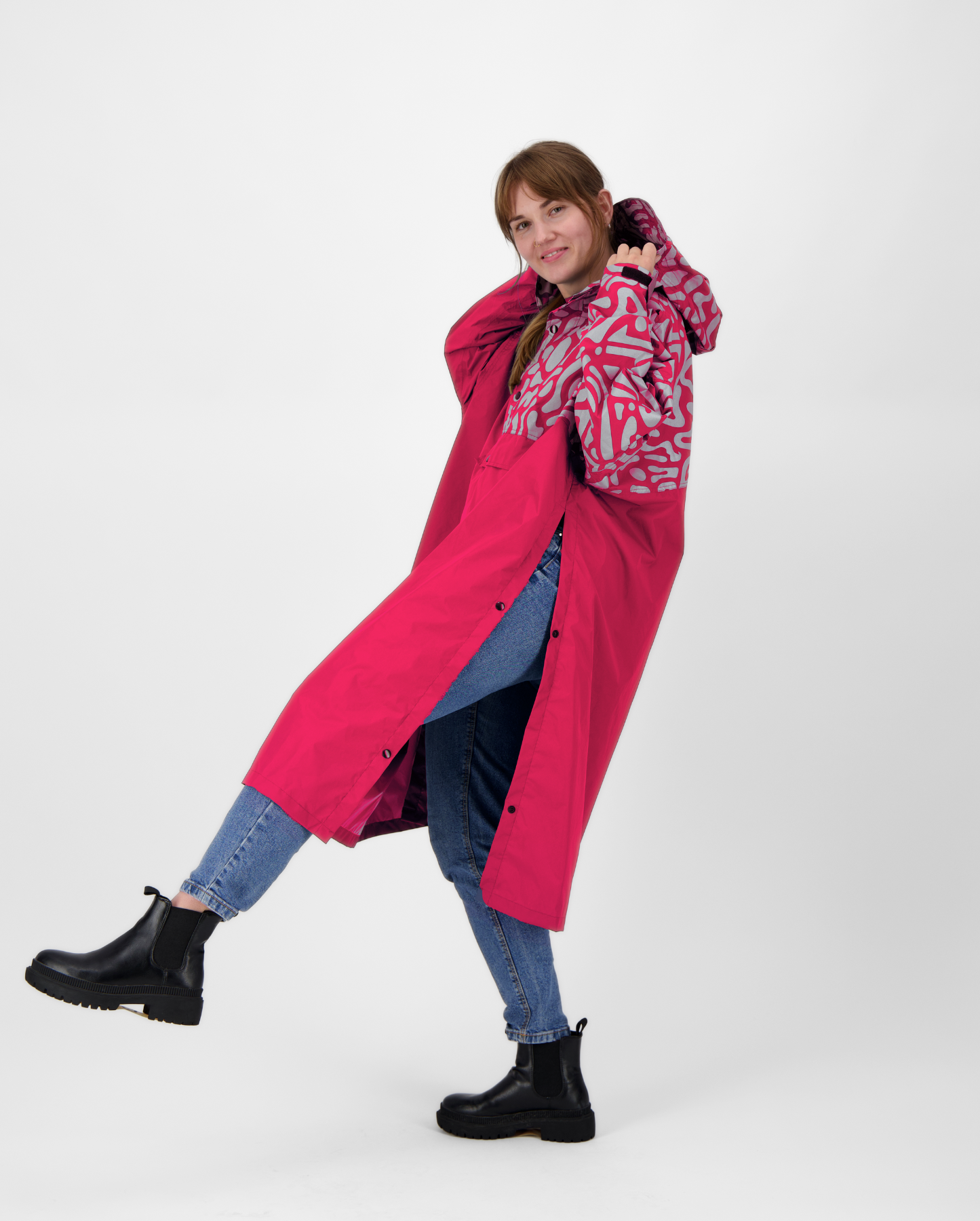 Poncho de pluie framboise pour vélo, coupe ample et imperméable à motif.