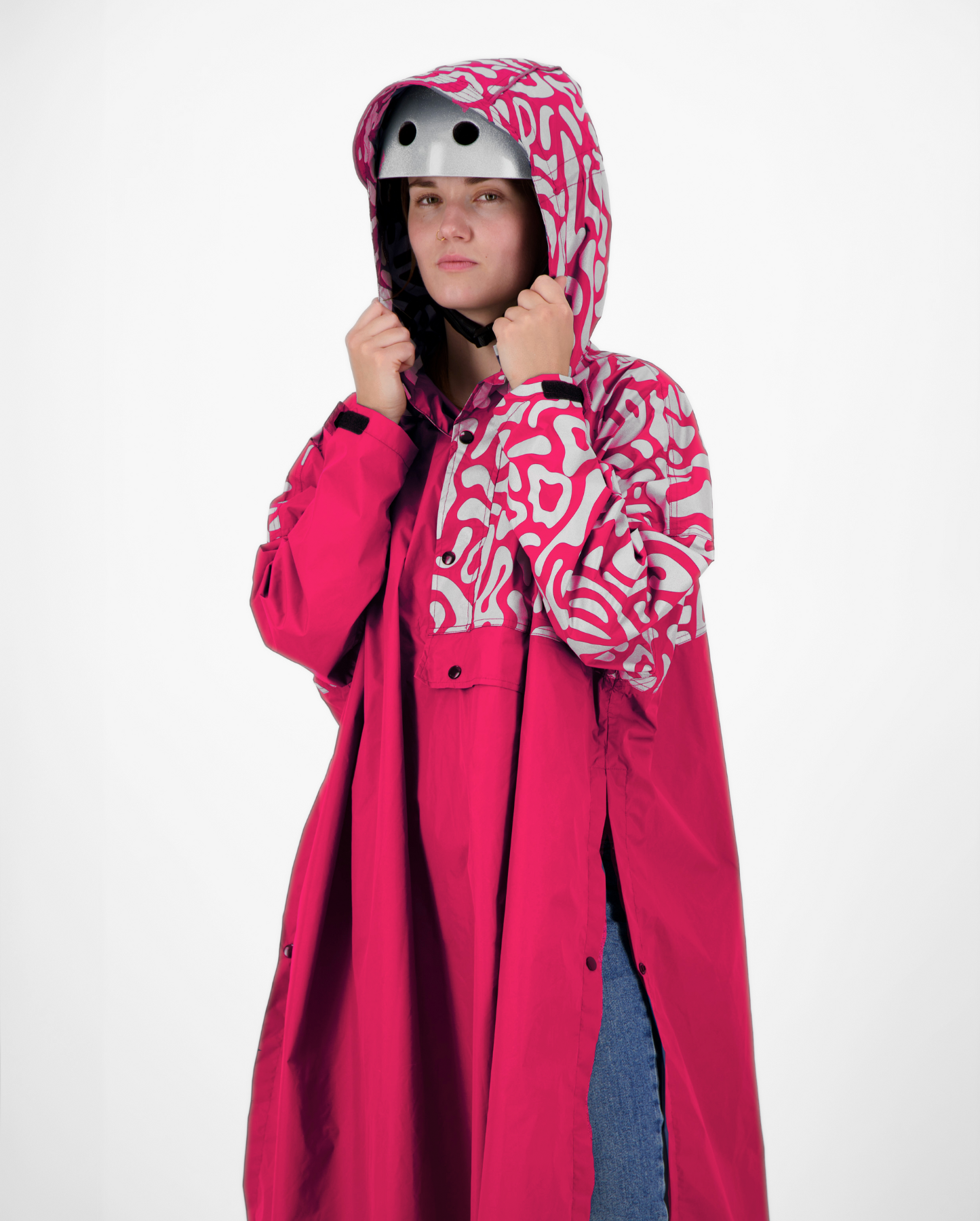 Capuche ajustée sur casque du poncho framboise, conçue pour le vélo sous la pluie.