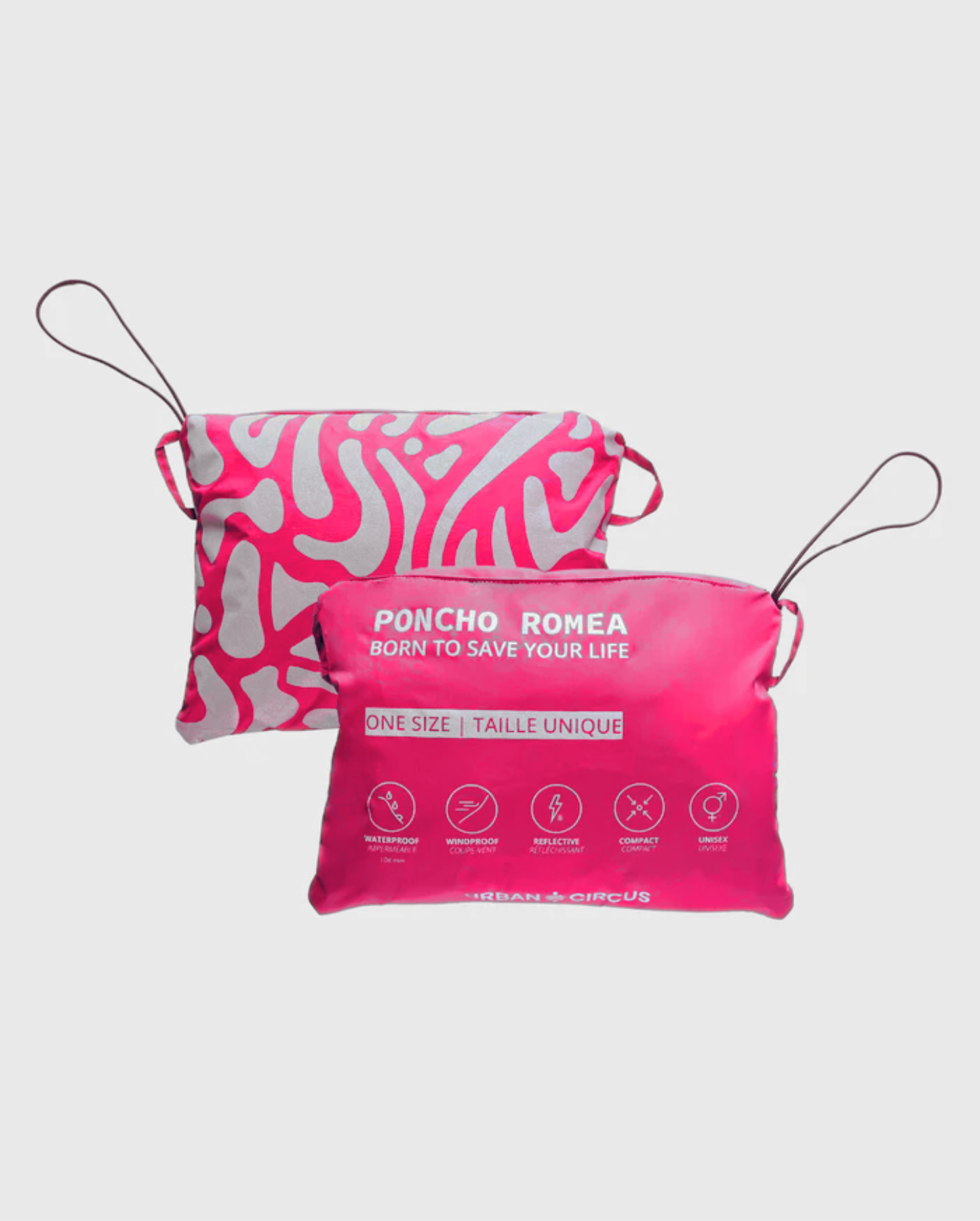 Poncho de pluie framboise replié dans sa poche intégrée pour un rangement compact et pratique.