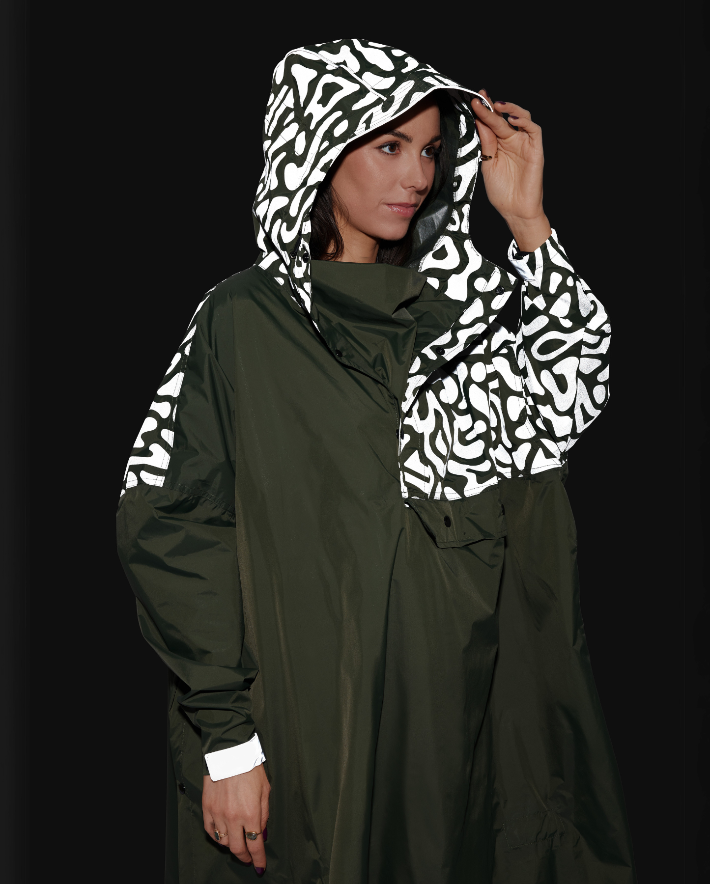 Capuche du poncho de pluie kaki pour femme, pensée pour les trajets urbains par temps humide.