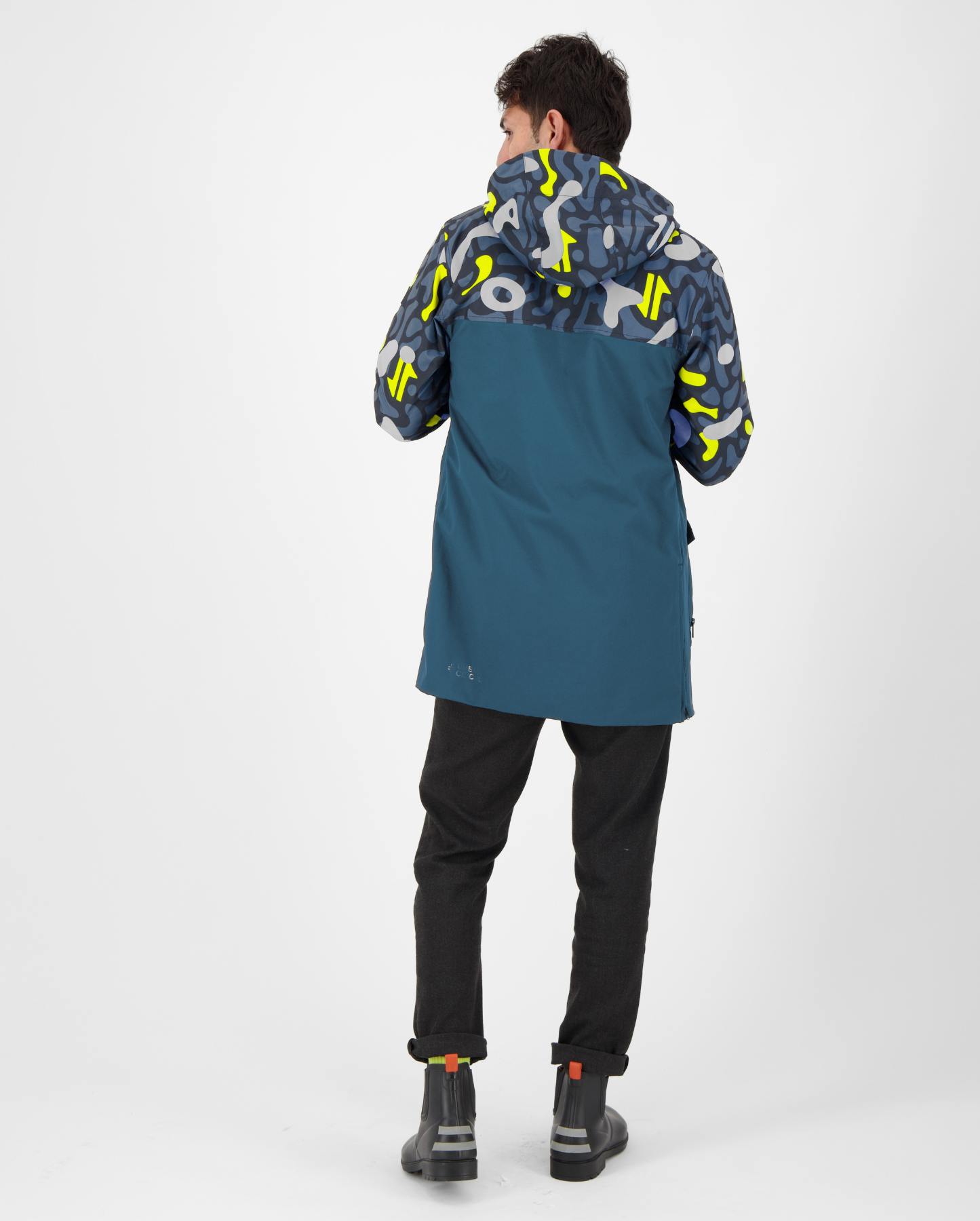 parka bleue marine bleue vue de dos sur homme avec capuche pour mobilités urbaines