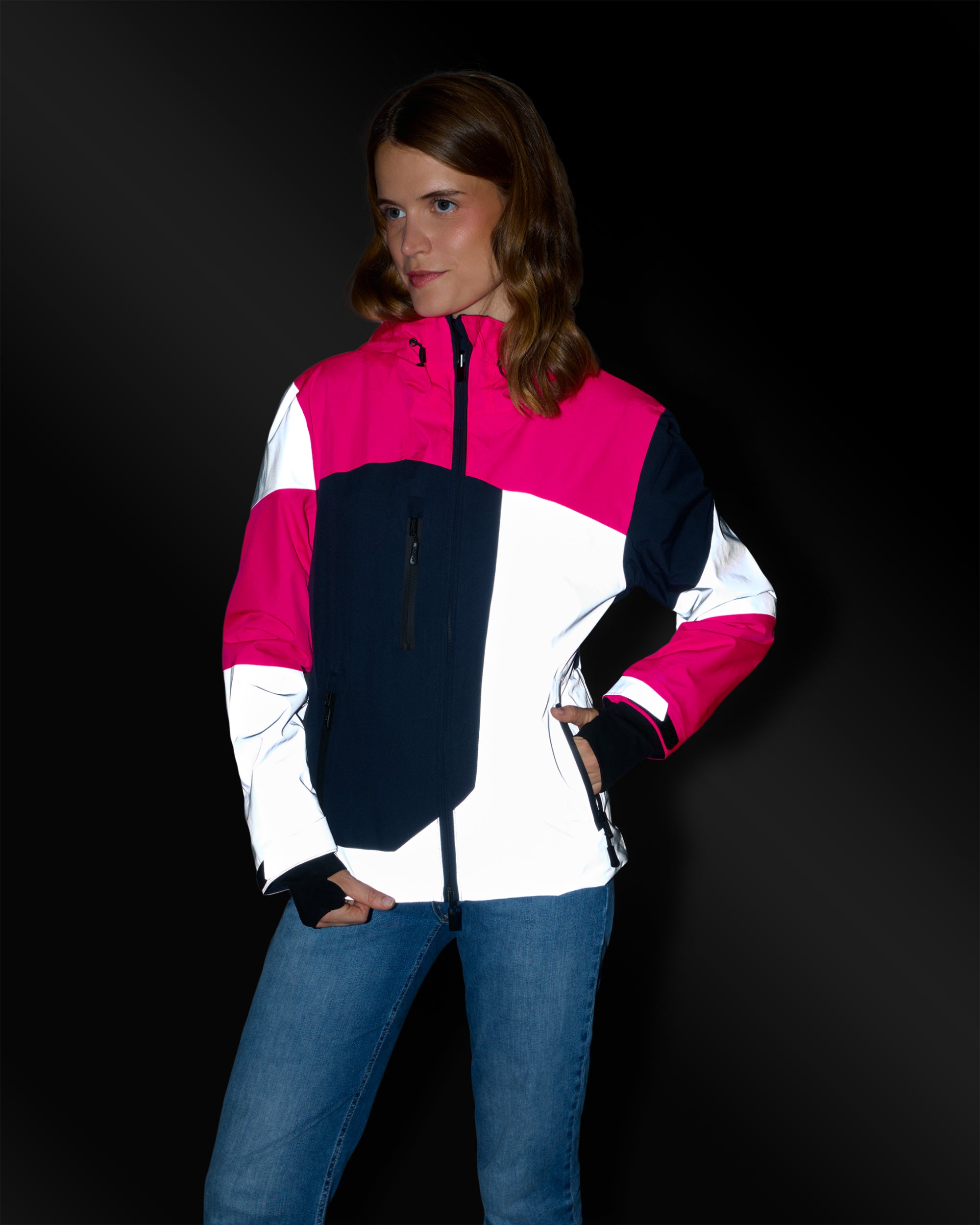 veste vélotaf rose fluo réfléchissante de nuit sur femme