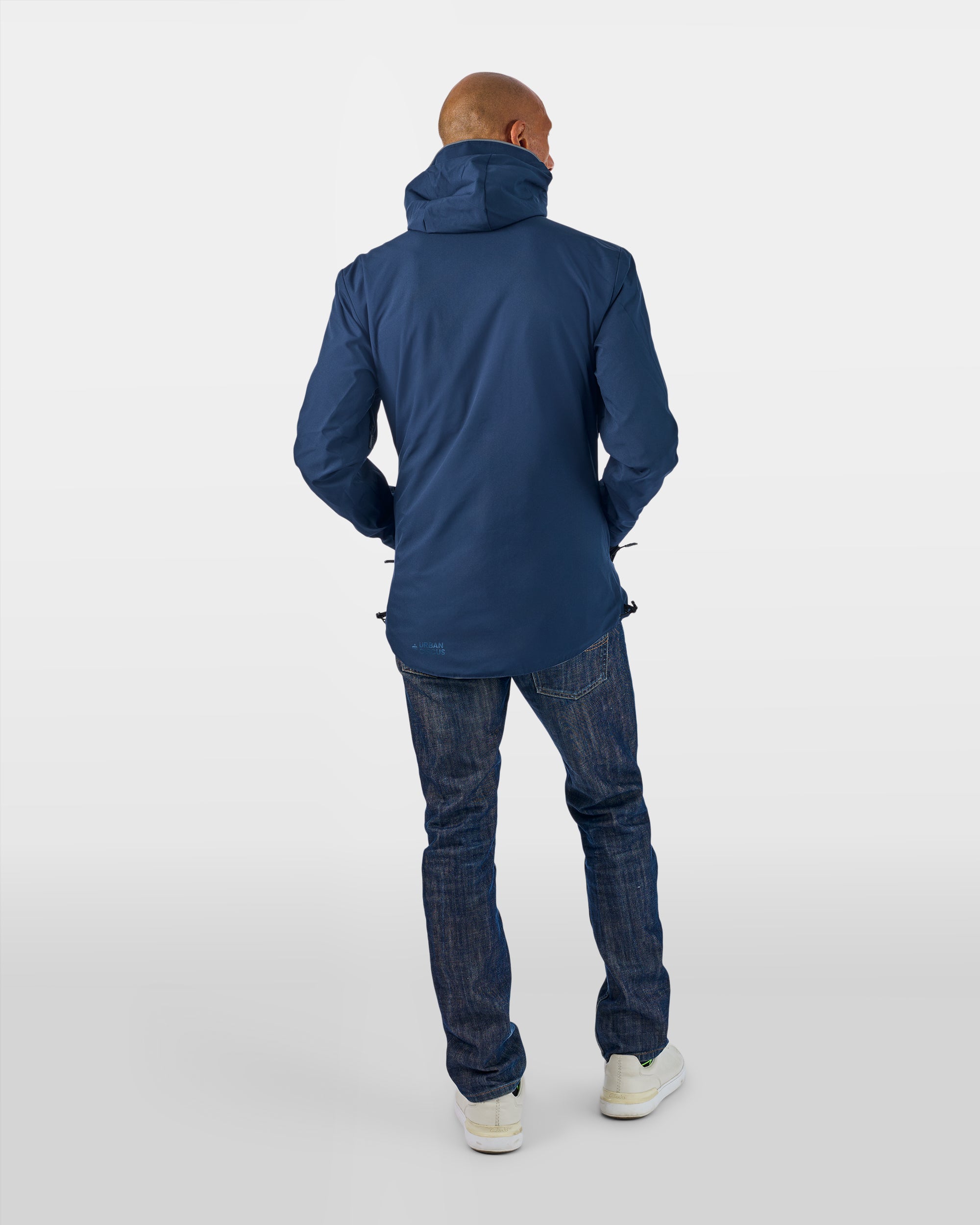 veste vélo visible réversible sobre bleue marine sur homme de dos