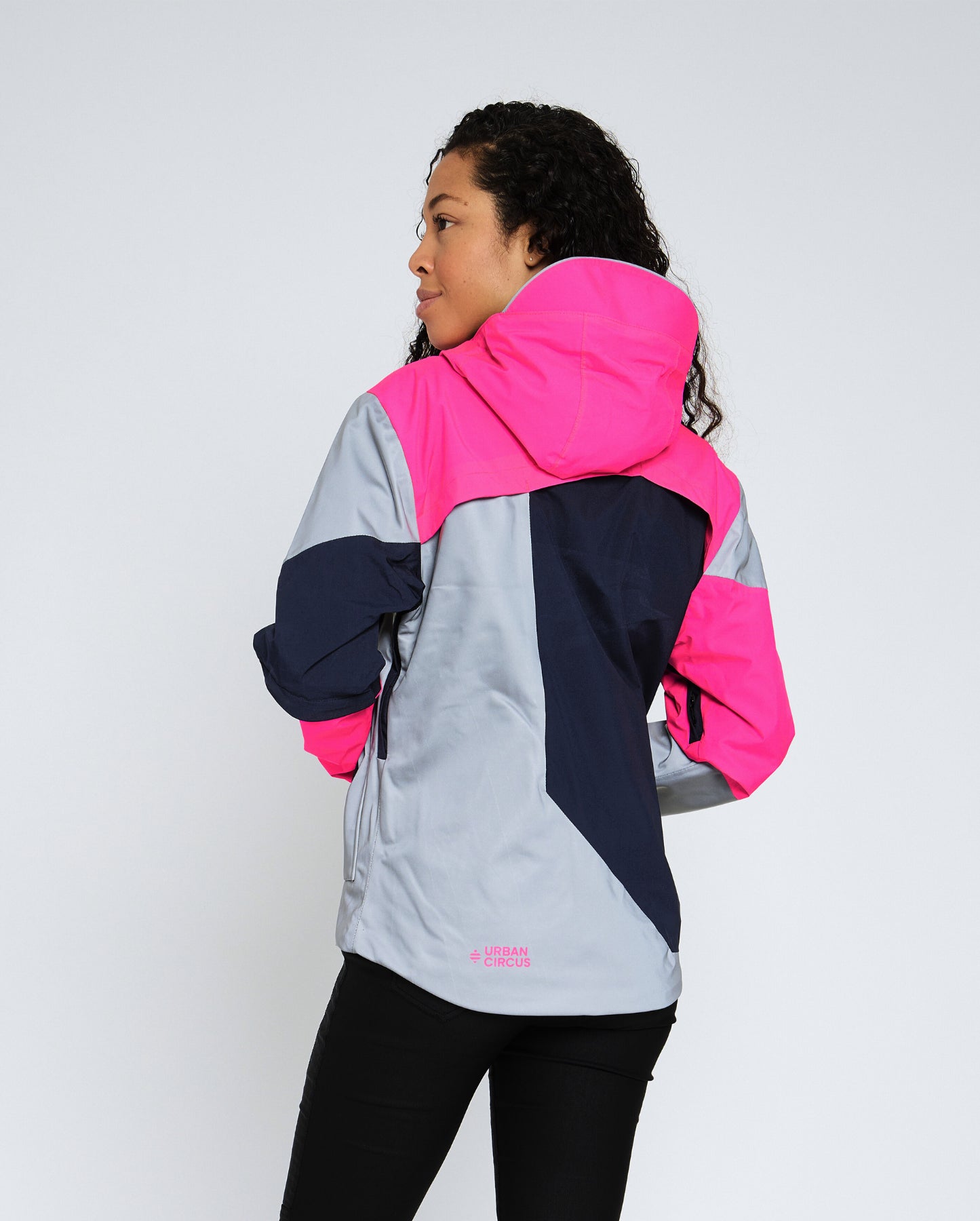 veste imperméable technique vue dos rose vif éléments réfléchissants