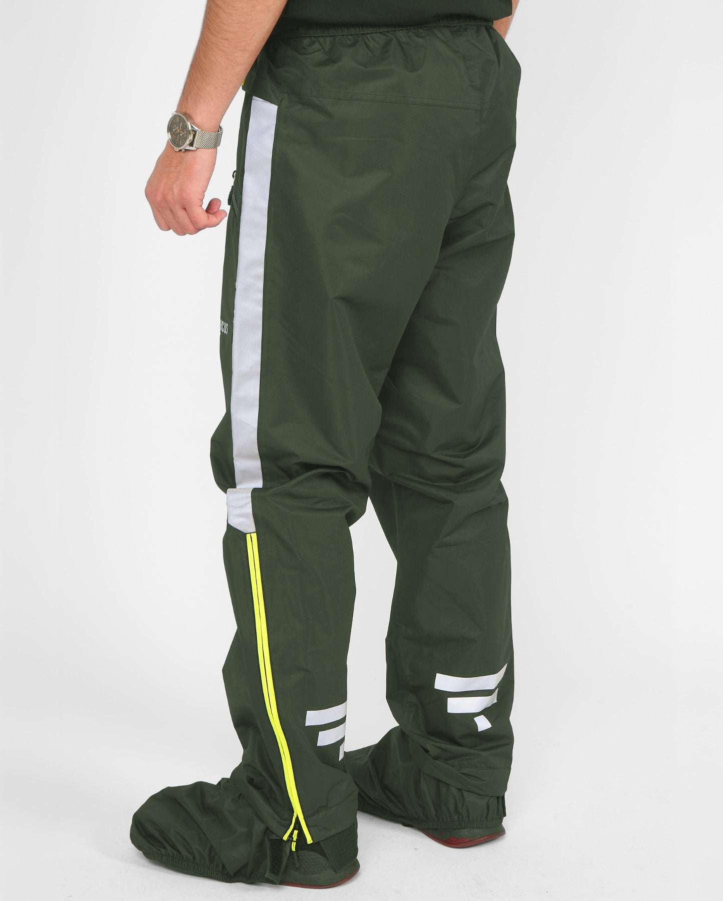 Vue arrière du pantalon imperméable kaki IYUC pour la mobilité urbaine, conçu pour les trajets à vélo par temps de pluie.