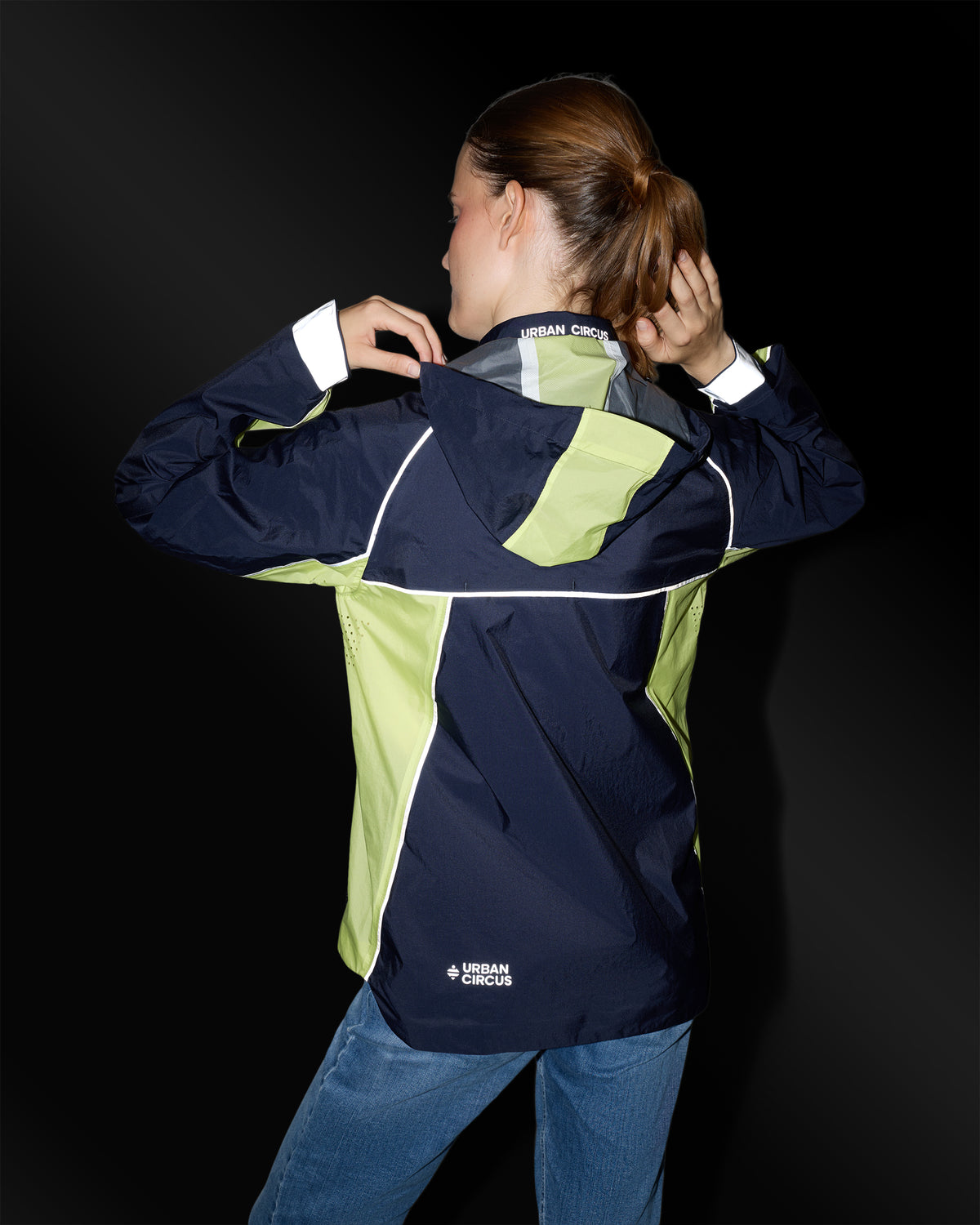 veste sport outdoor légère et respirante bleue marine jaune détails réfléchissants nuit femme de dos