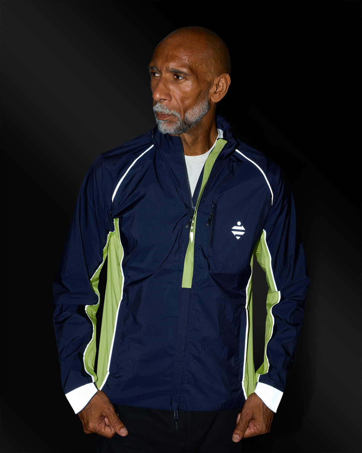 Veste ultra légère respirante outdoor jaune bleue marine détails réfléchissants sur homme la nuit