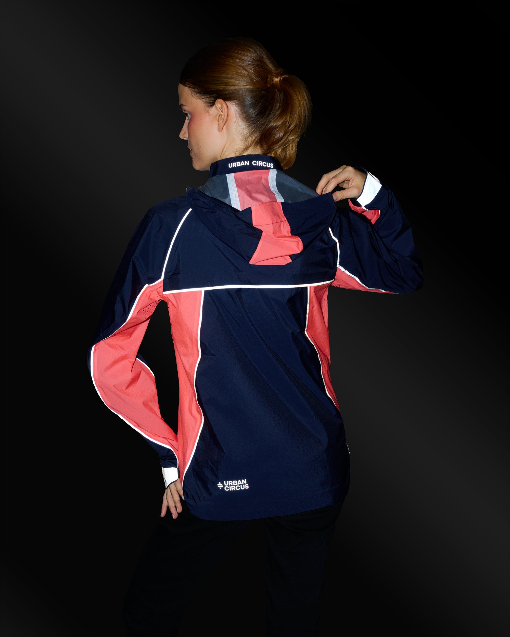 veste sport légère respirante détails réfléchissants femme de dos la nuit