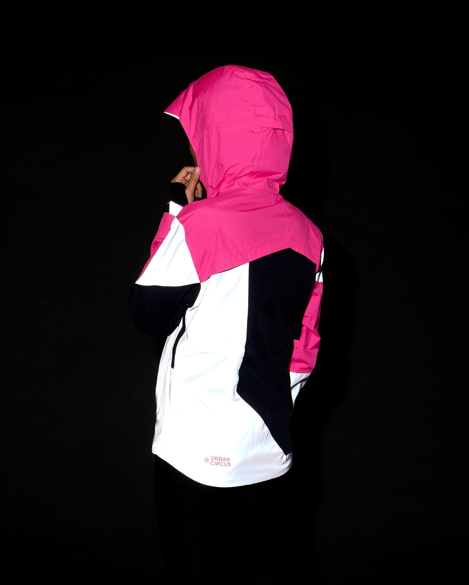 veste urbaine empiècements réfléchissants vue nuit dos grande capuche