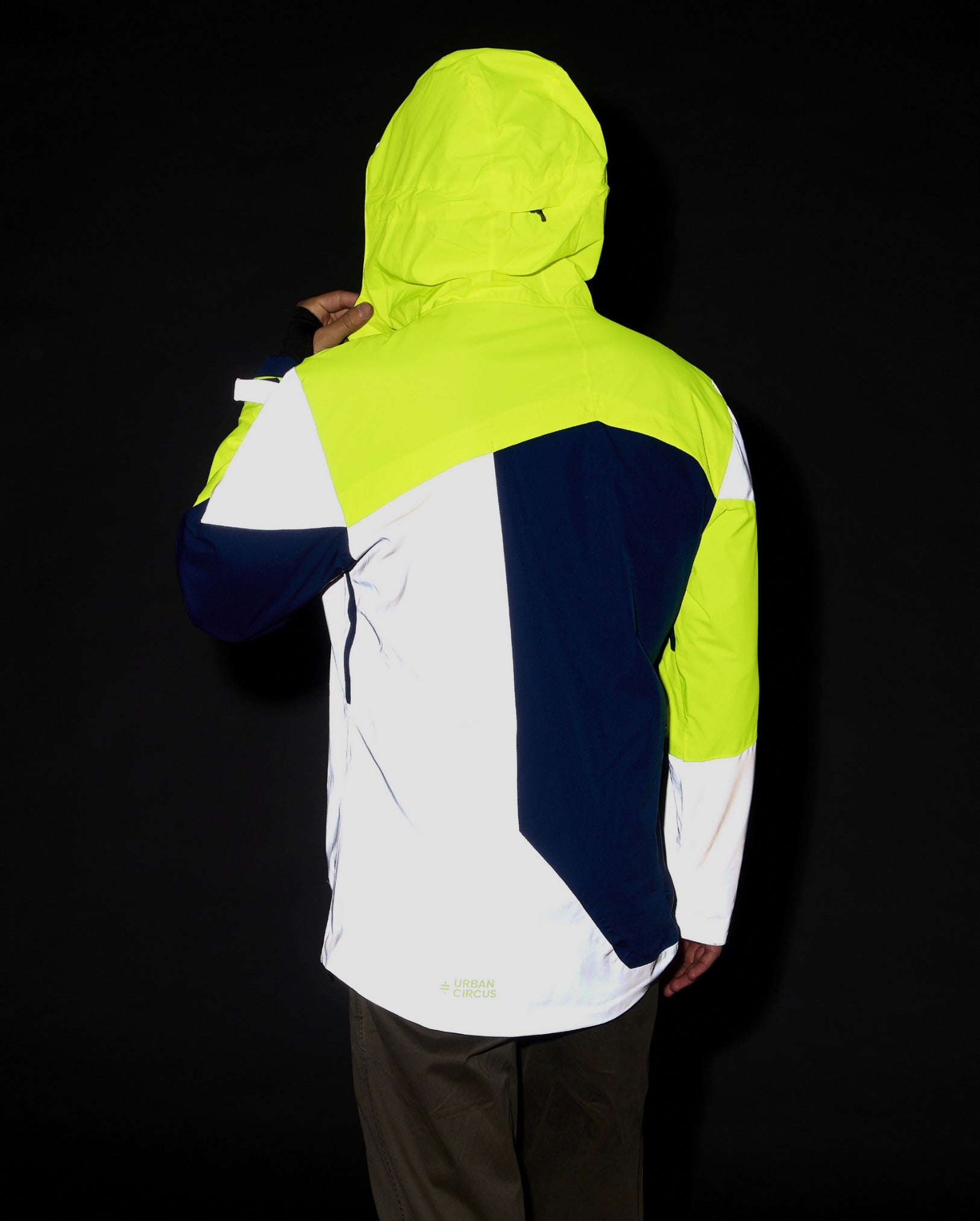 veste dos empiècements réfléchissants et jaune