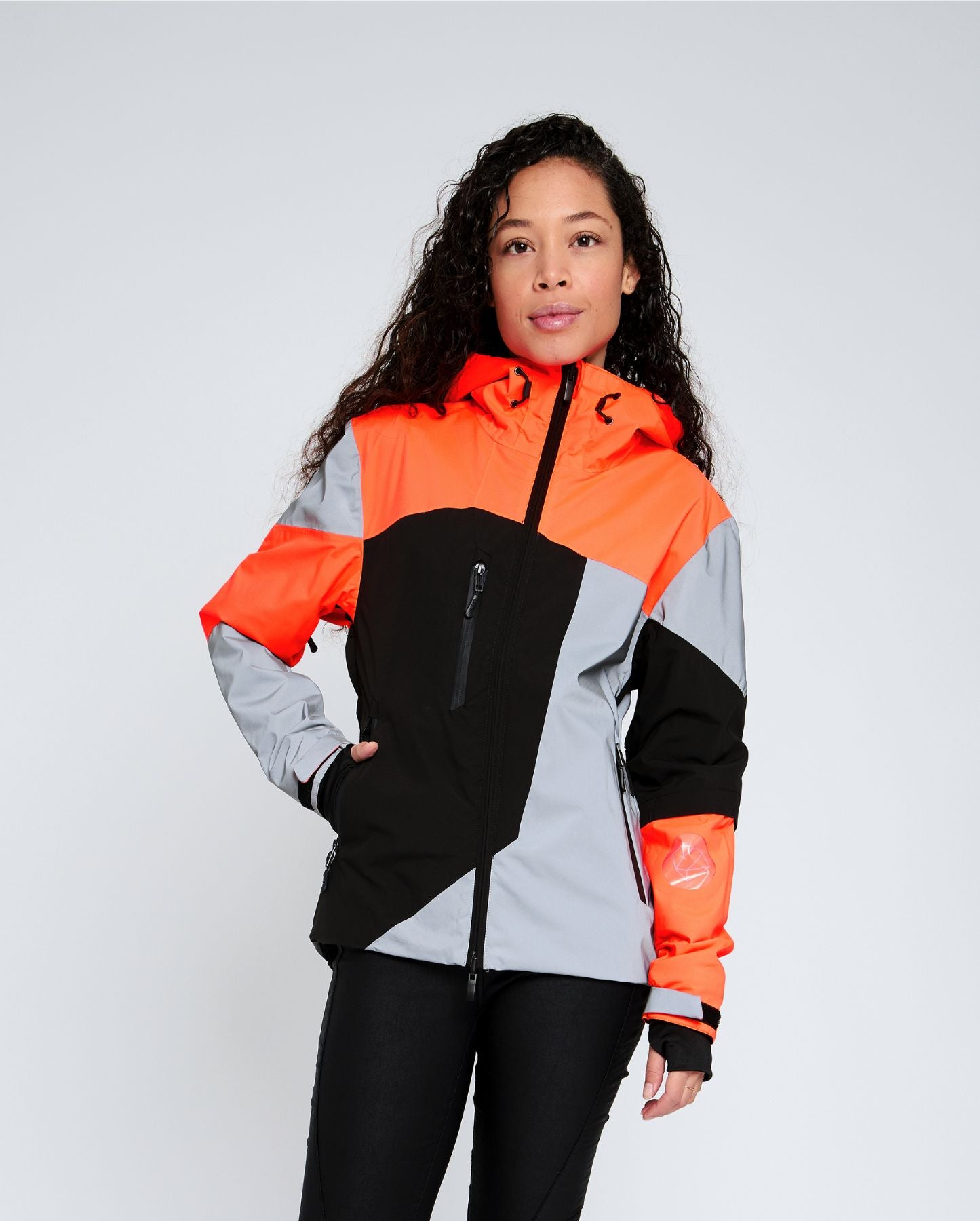 veste orange et noire imperméable pour vélo urbain