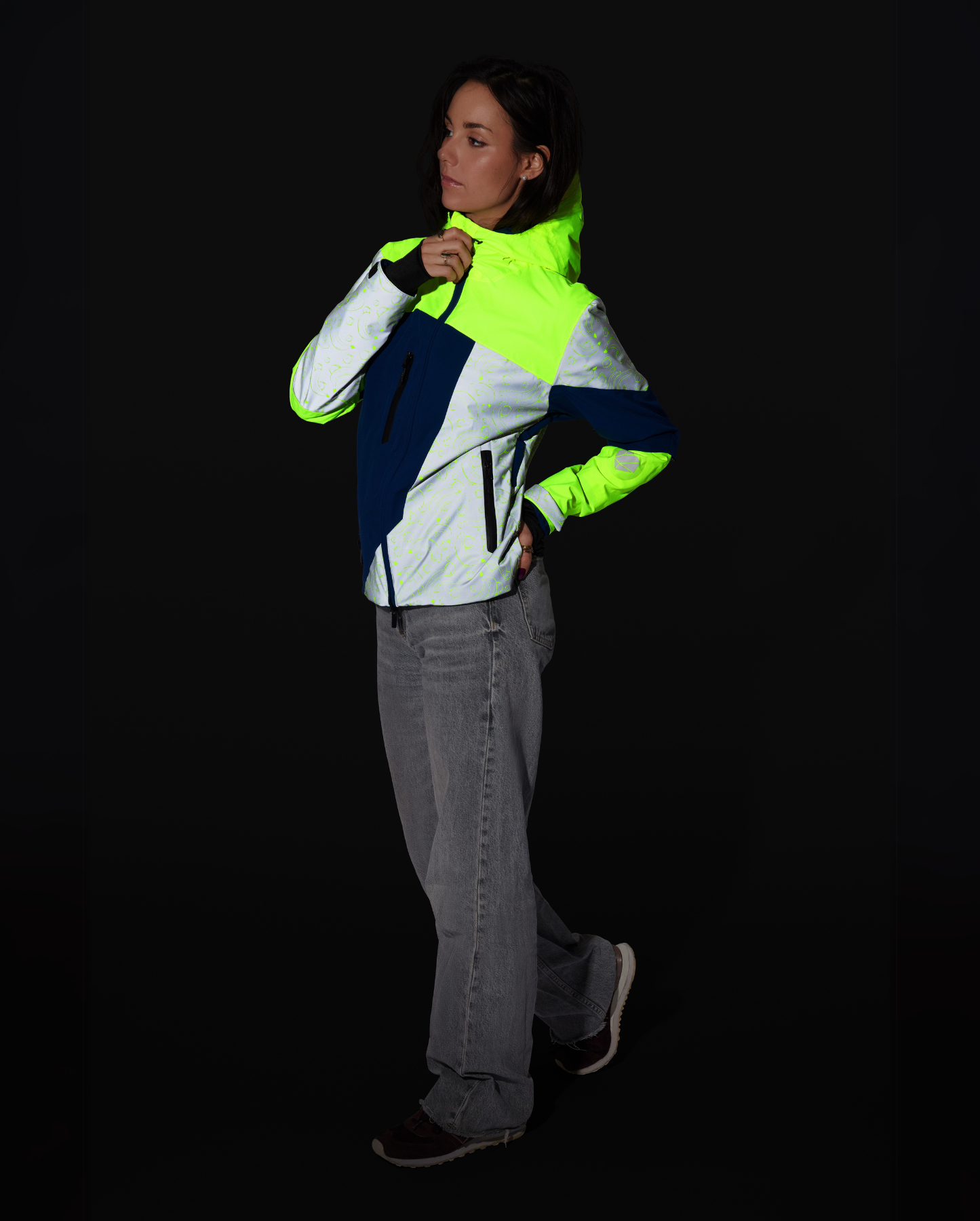 Femme de nuit portant une veste aux empiècements réfléchissants et motifs banane jaune