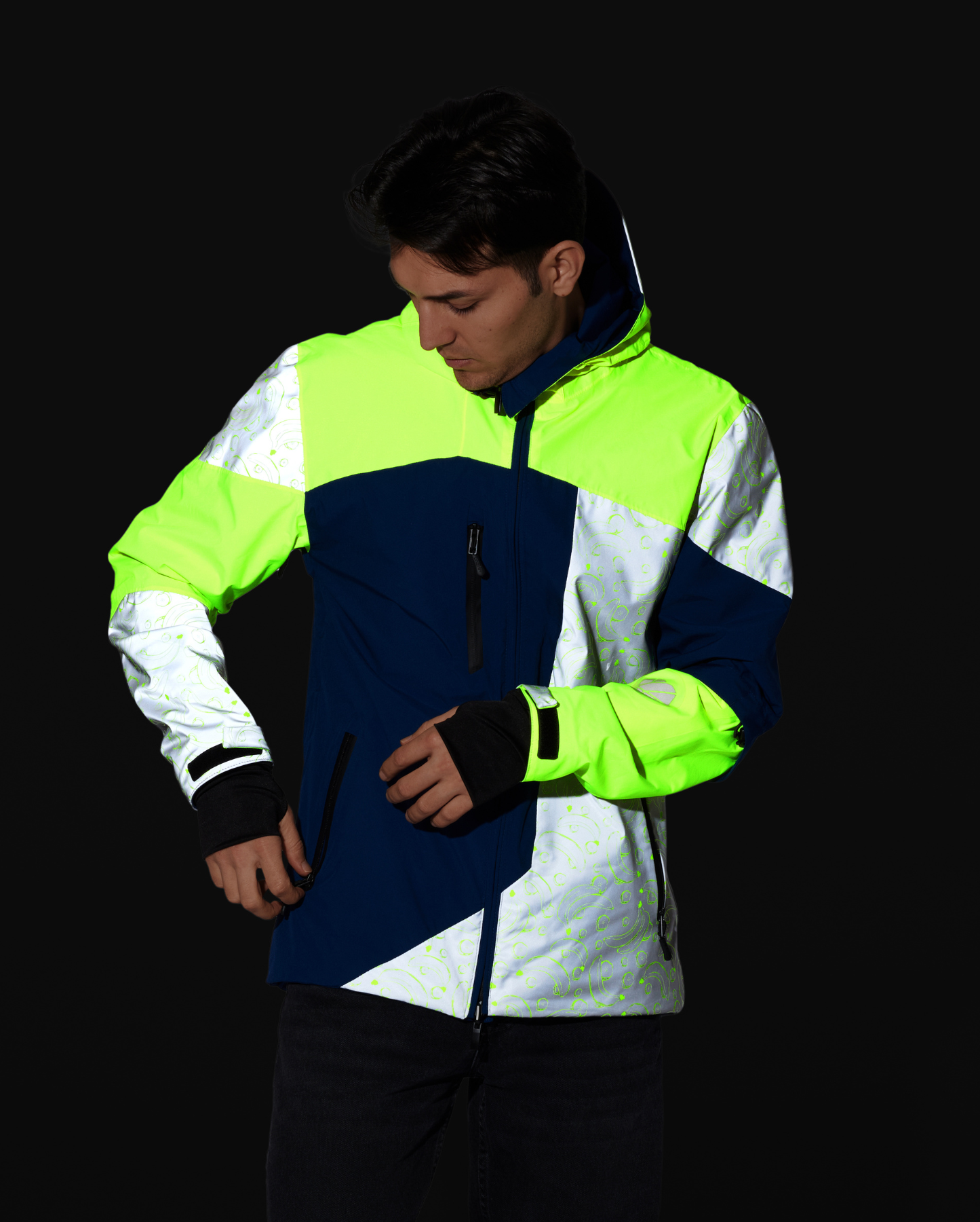 Veste vélo bleue marine et jaune empiècements réfléchissants vue de nuit motifs banane