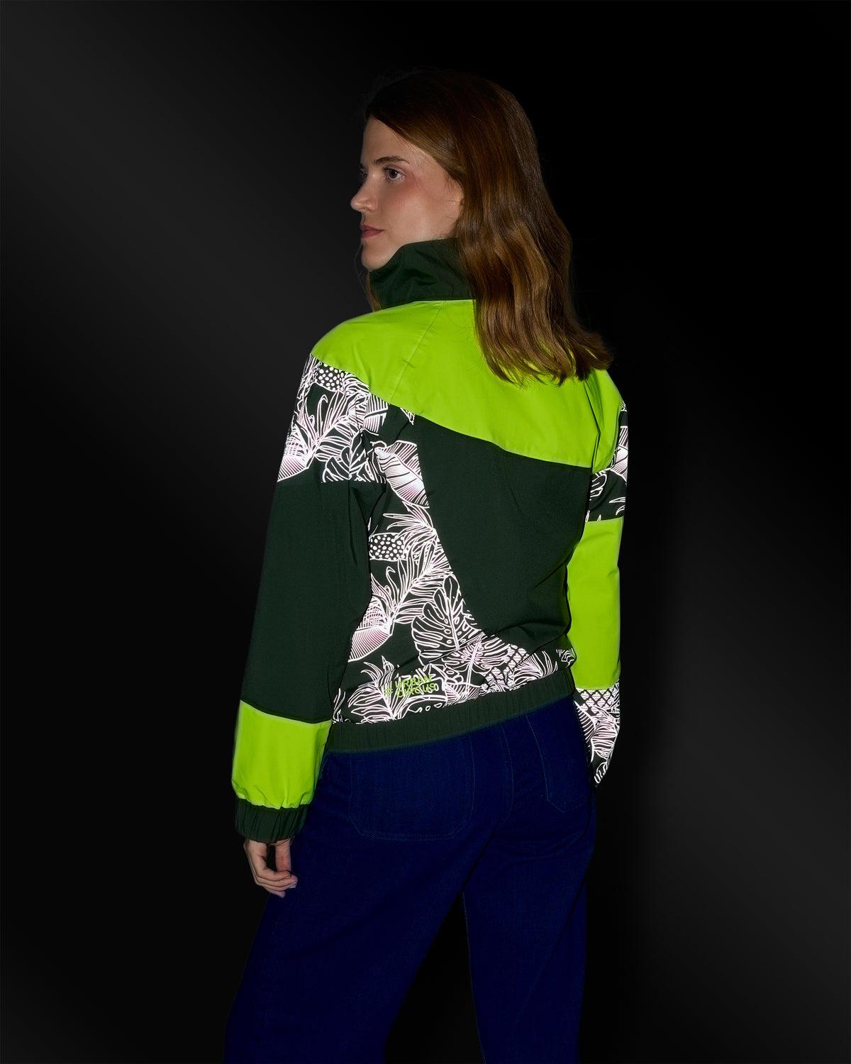 blouson imperméable vélo ville clasica vert fluo kaki motifs réfléchissants jungle femme de dos la nuit