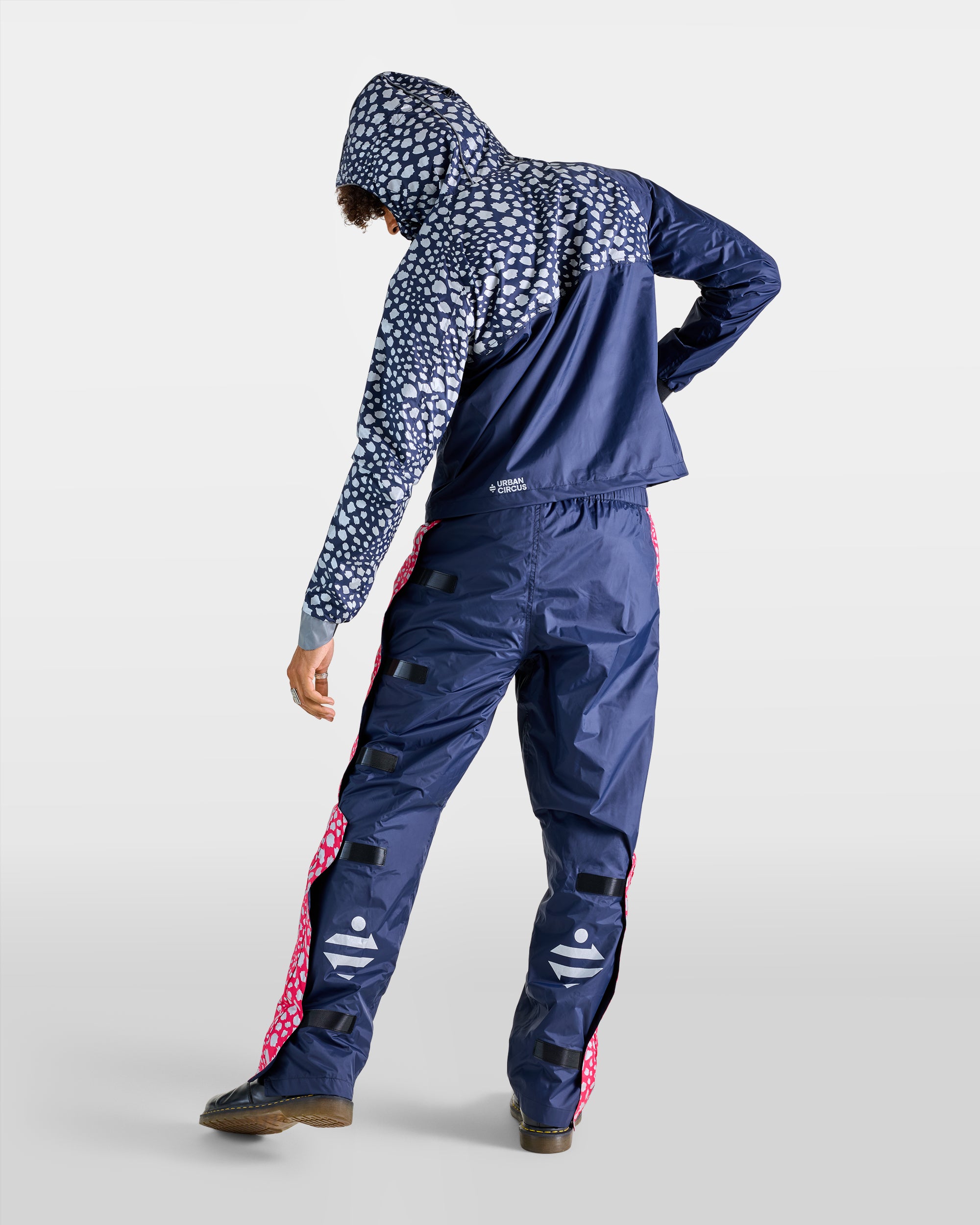 Wasserdichtes Set aus Anorak und Regenhose in Marineblau mit Gepardenmuster, Rückansicht eines Mannes