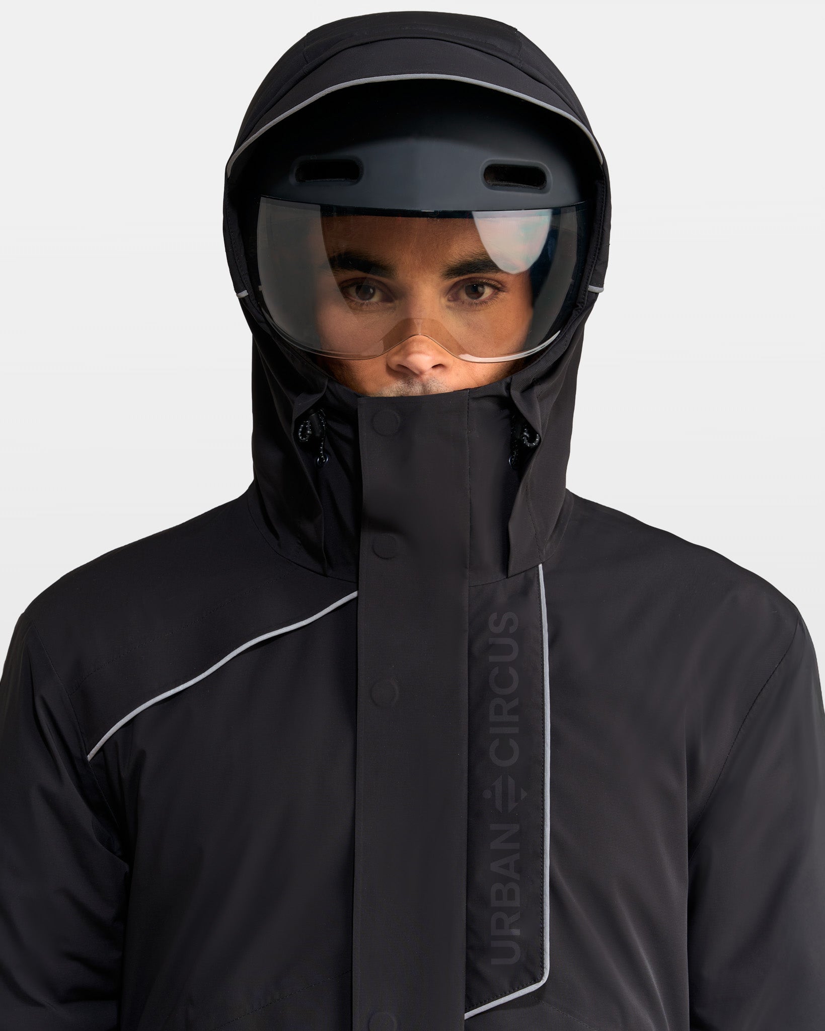 Schwarzer wasserdichter und atmungsaktiver Winter-Fahrradparka