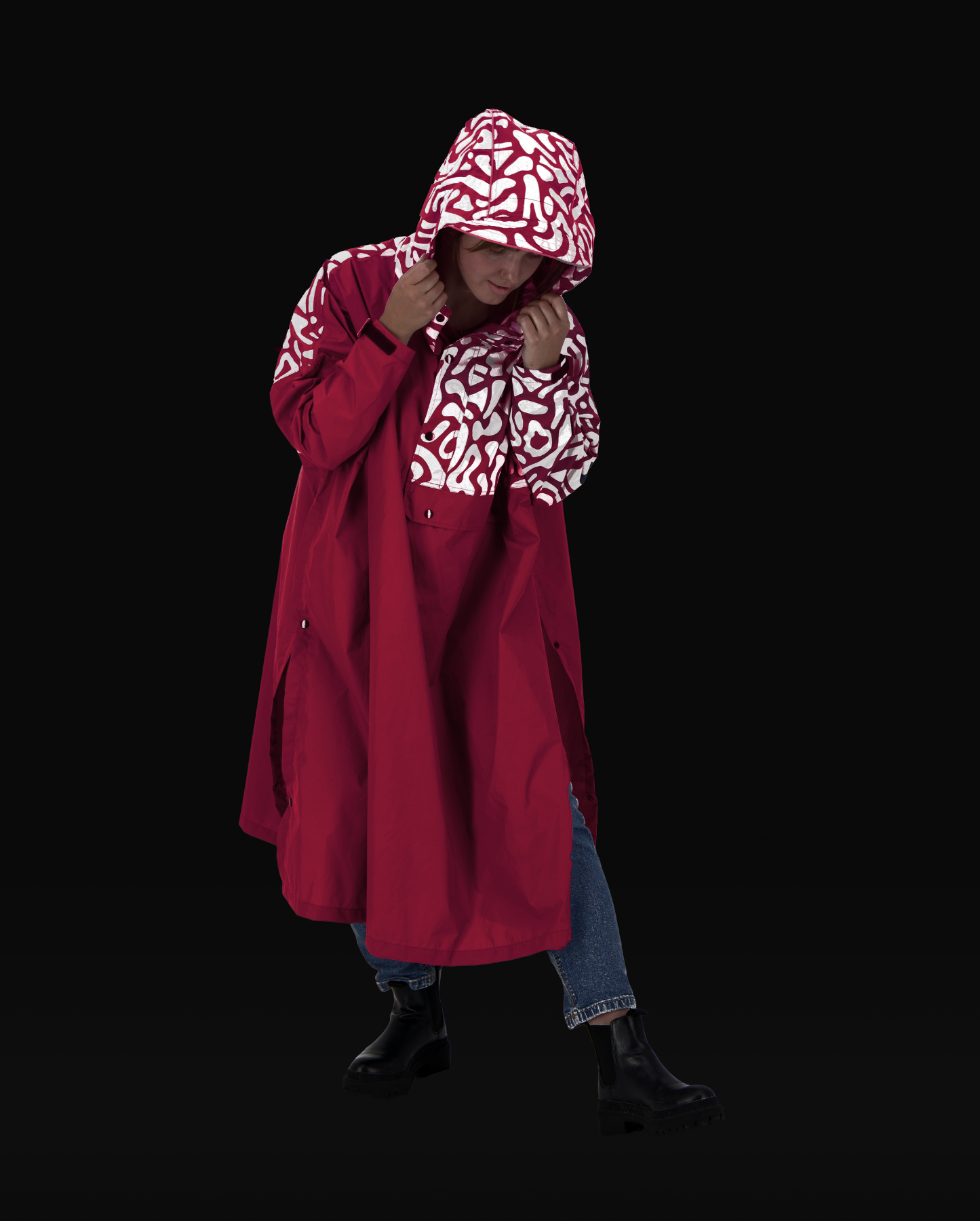 Poncho vélo framboise de nuit, avec motifs graphiques réfléchissant adaptés à la mobilité urbaine.