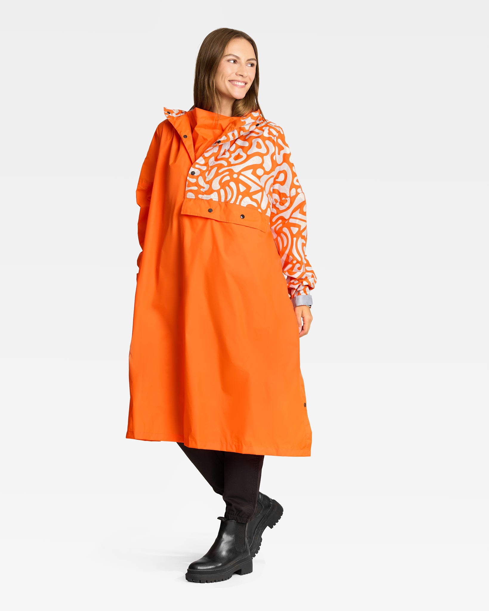 poncho de pluie orange à motifs sur femme