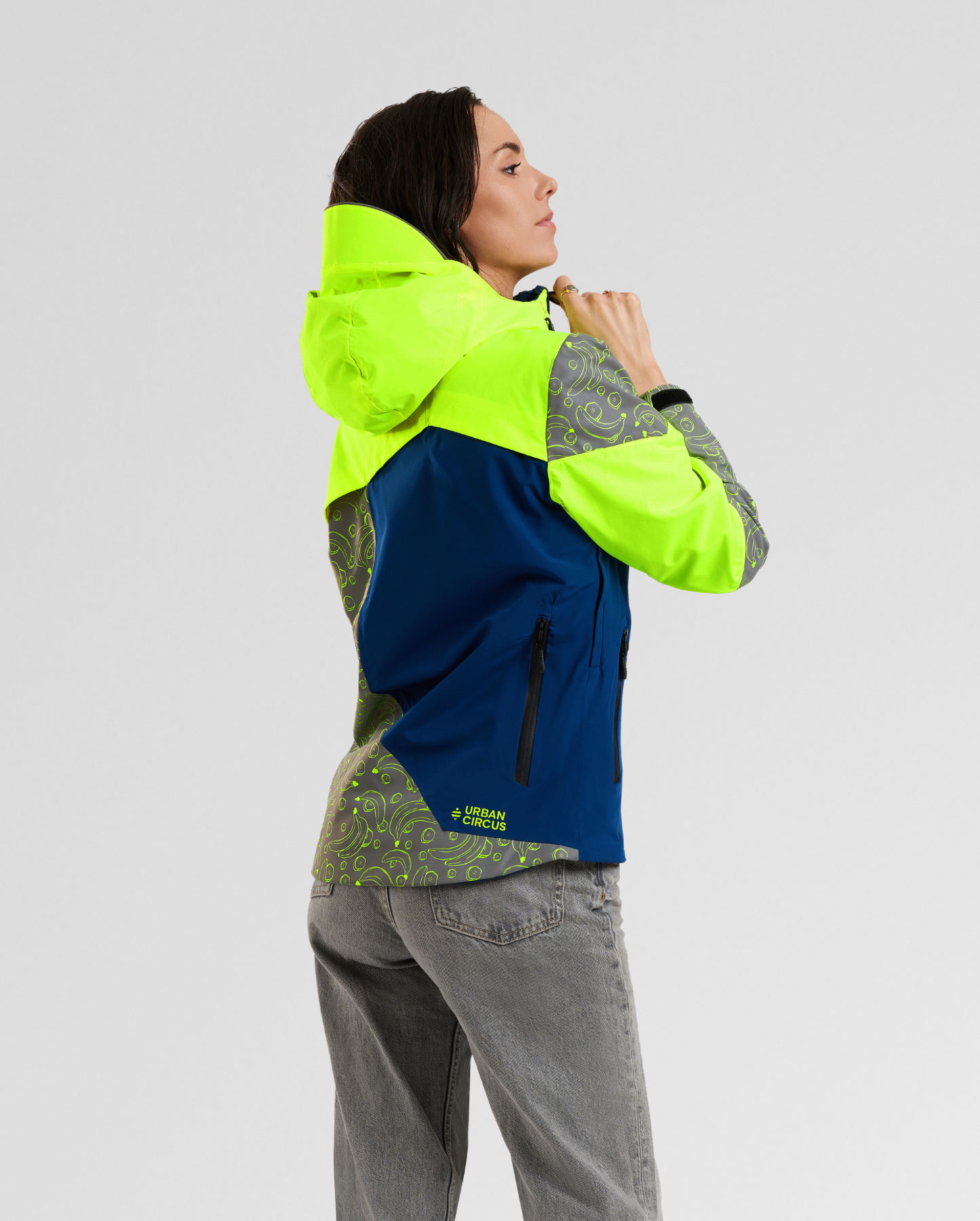 Femme portant veste imperméable REPOP jaune à motifs banane