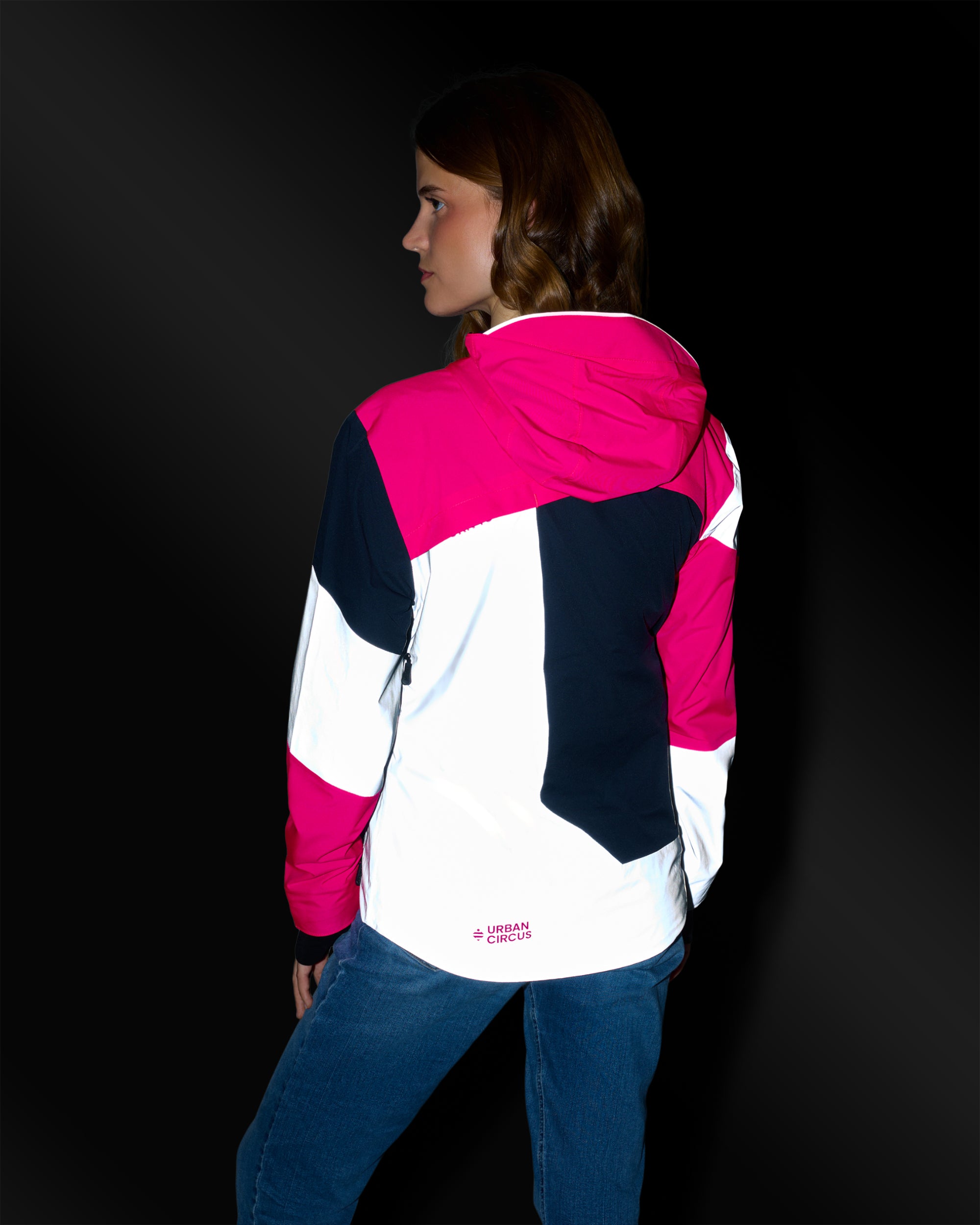 veste de pluie vélotaf rose fluo bleue marine visible réfléchissante sur femme de dos