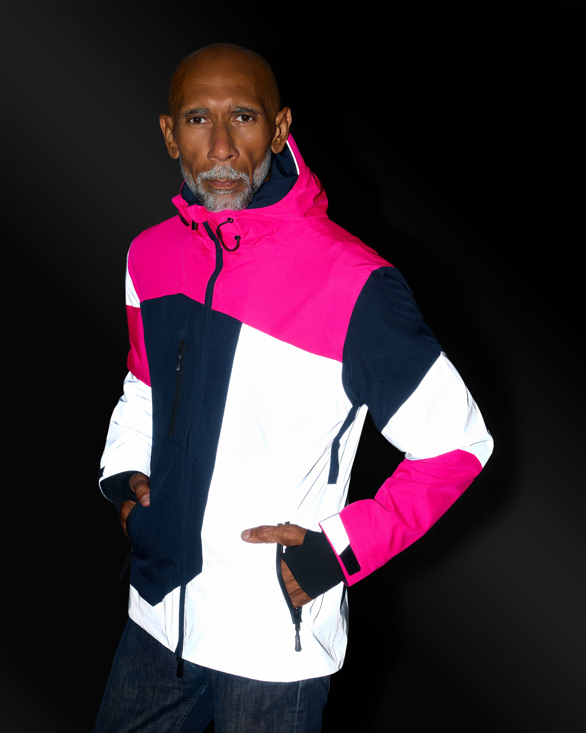 veste vélo ville certifiée en 17353 rose fluo réfléchissante sur homme de nuit