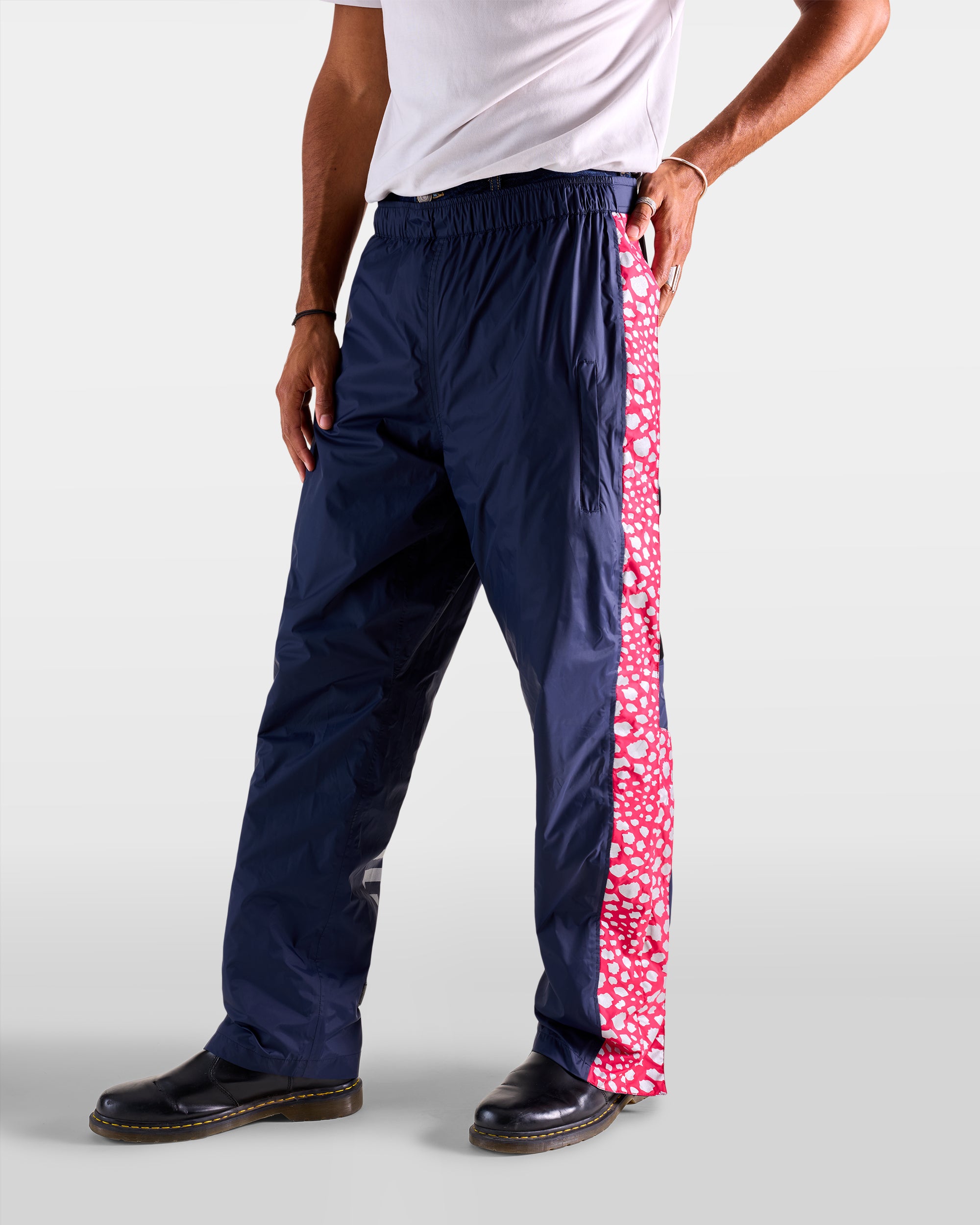 Wasserdichter Regenüberzieher in Marineblau und Rosa mit Gepardenmuster an einem Mann