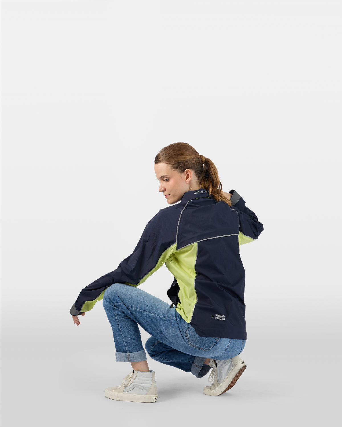 veste jaune bleue marine ultra légère respirante et compacte femme dos