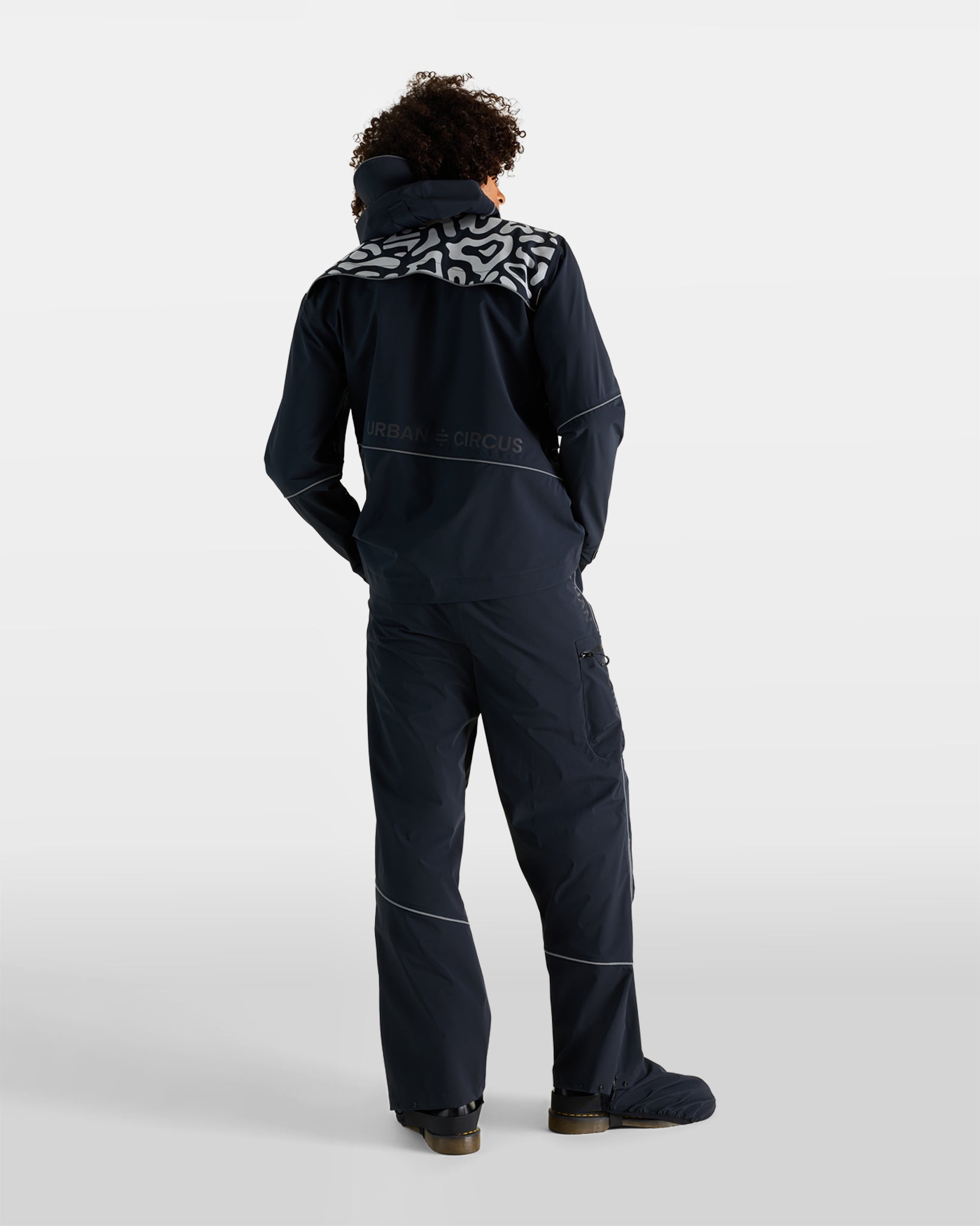 veste et pantalon bvouac noirs respirants et imperméables avec détails réfléchissants