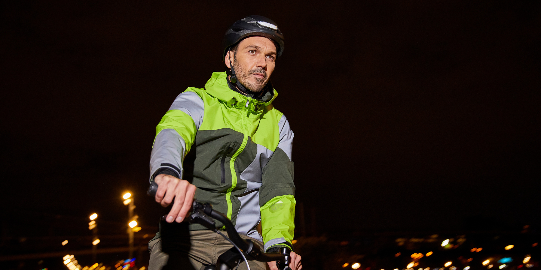 veste vert fluorescent kaki avec casque lumos pour vélo ville