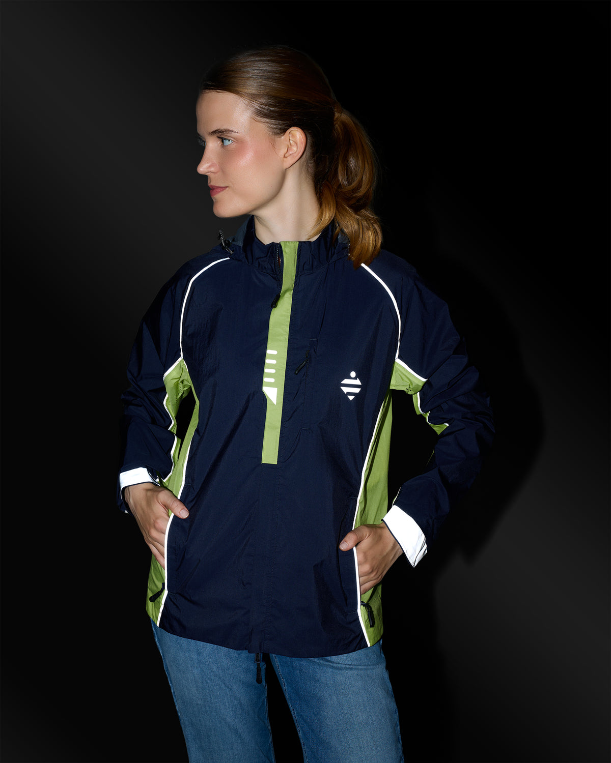 veste sport outdoor jaune bleue marine légère et respirante détails réfléchissants femme nuit