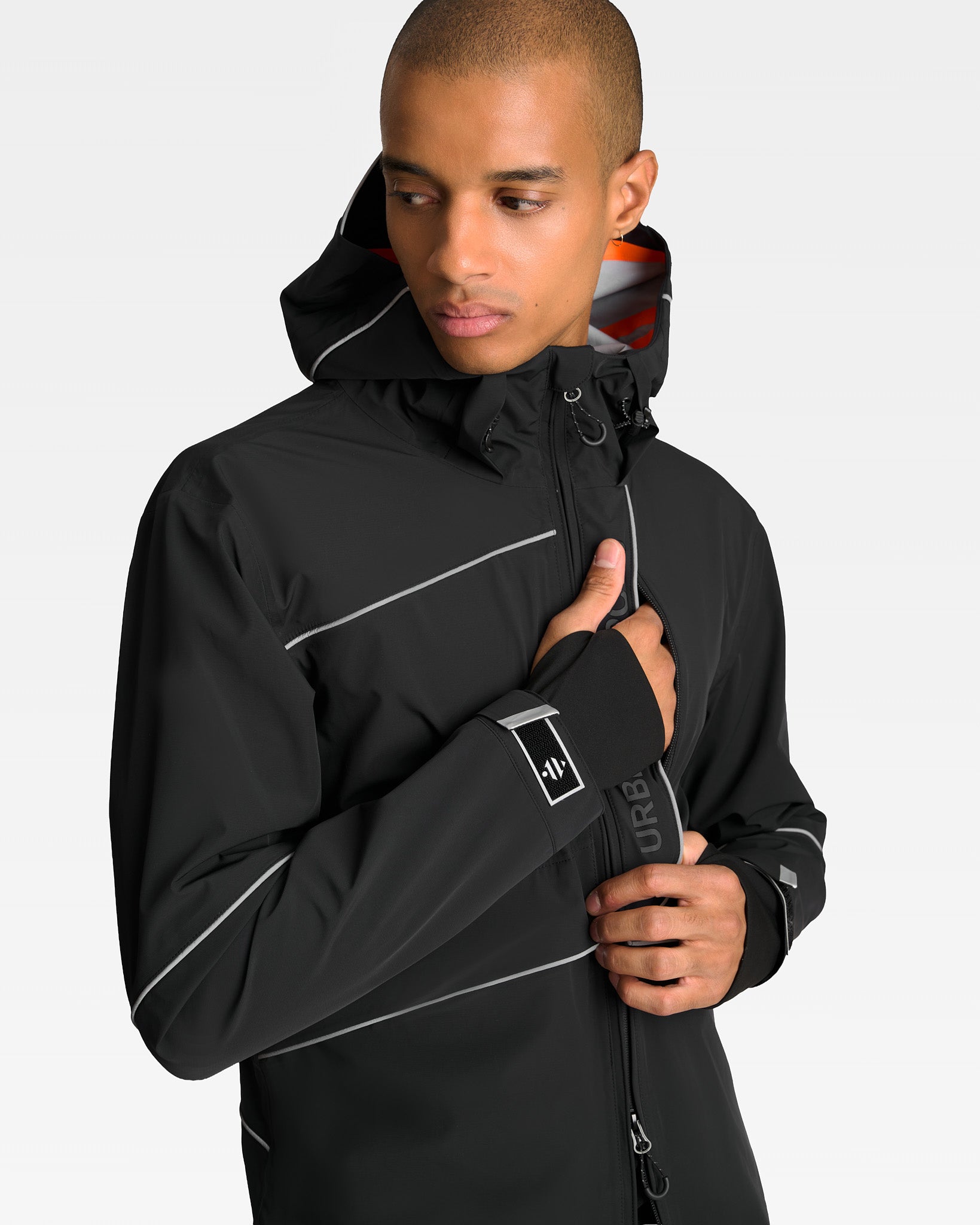 veste technique légère, imperméable et hyper respirante noire pour le sport et vélo