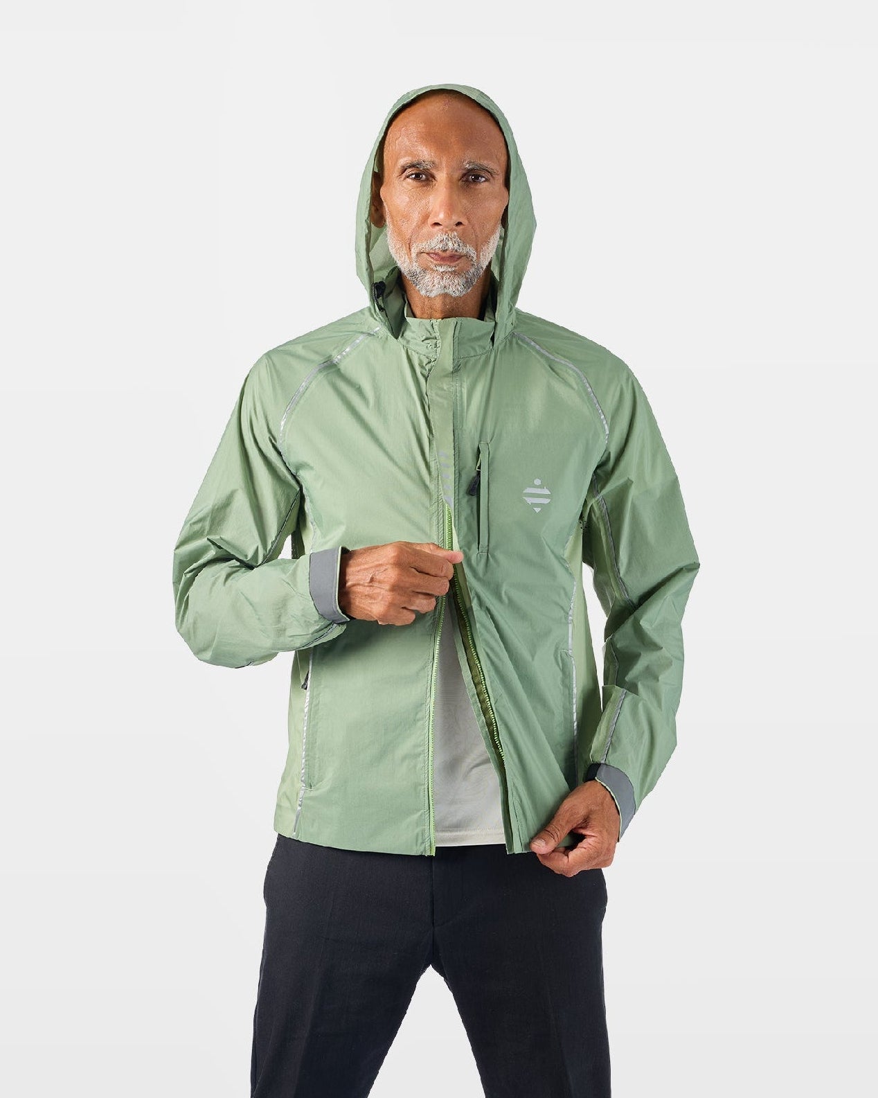 Ultraleichte, atmungsaktive, wasserdichte Outdoorjacke in Salbeigrün mit Kapuze und Zwei-Wege-Reißverschluss an einem Mann