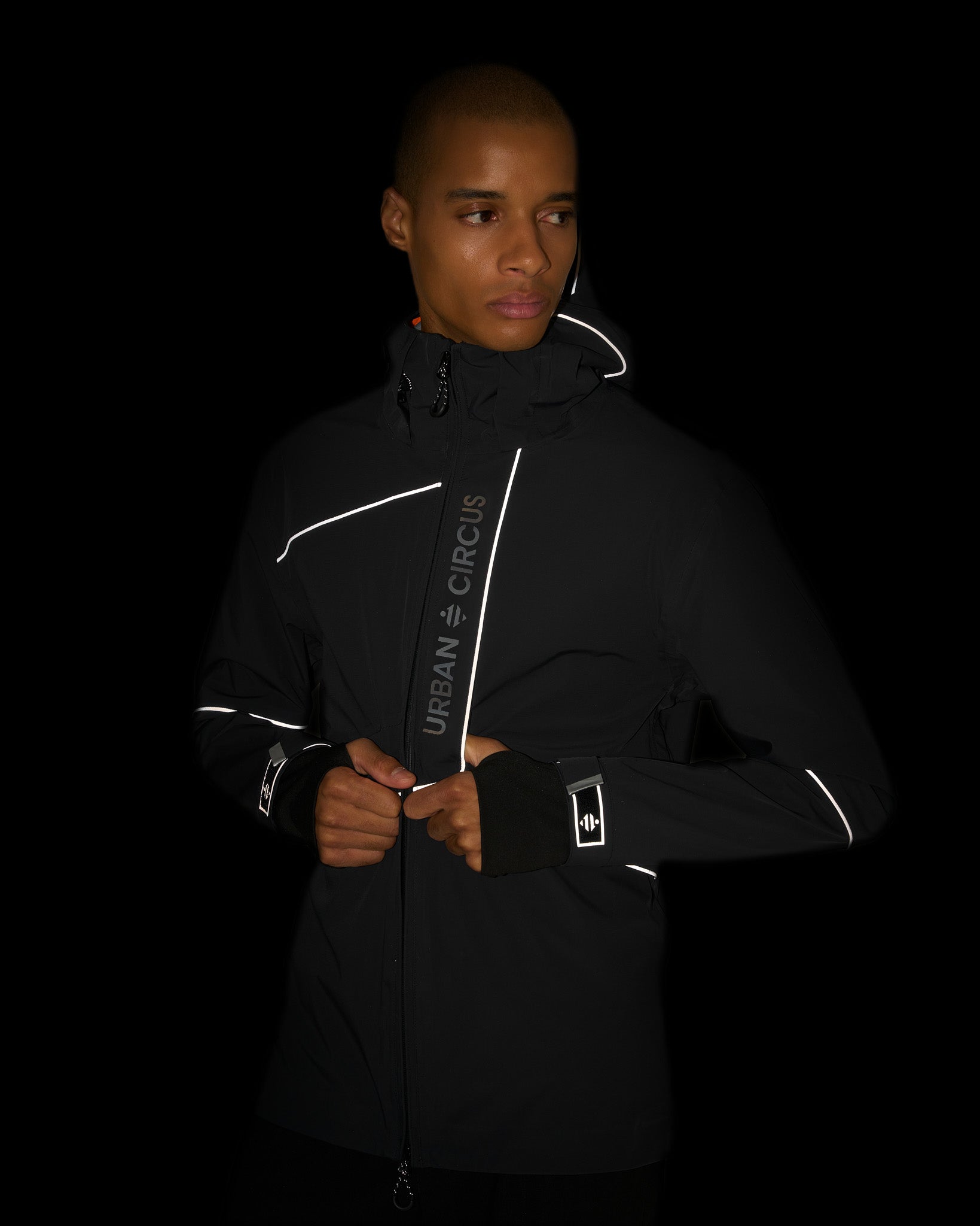 Veste performante et imperméable urban circus noire détails réfléchissants